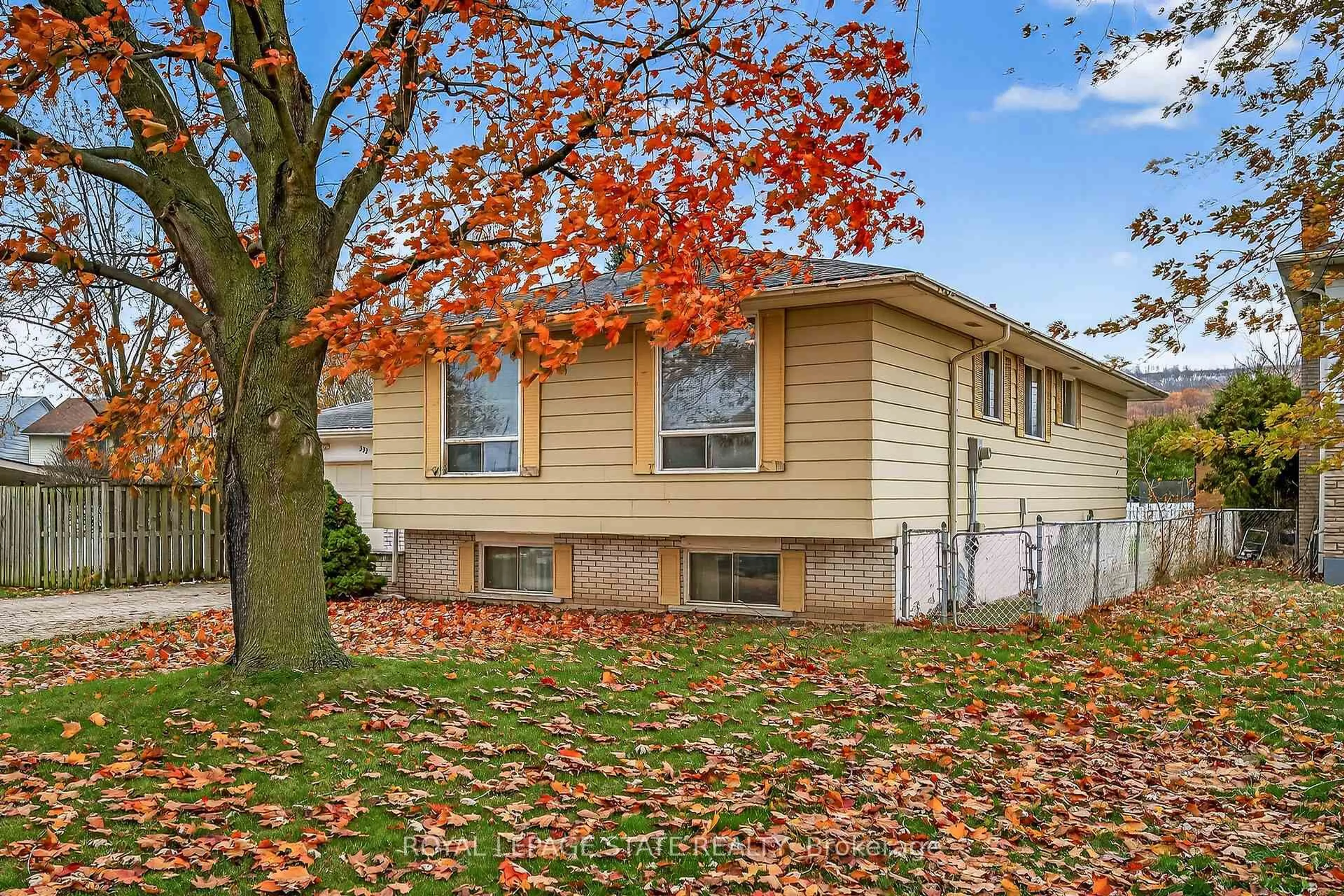 Home with vinyl exterior material, street for 332 King St, Hamilton Ontario L8G 1M4