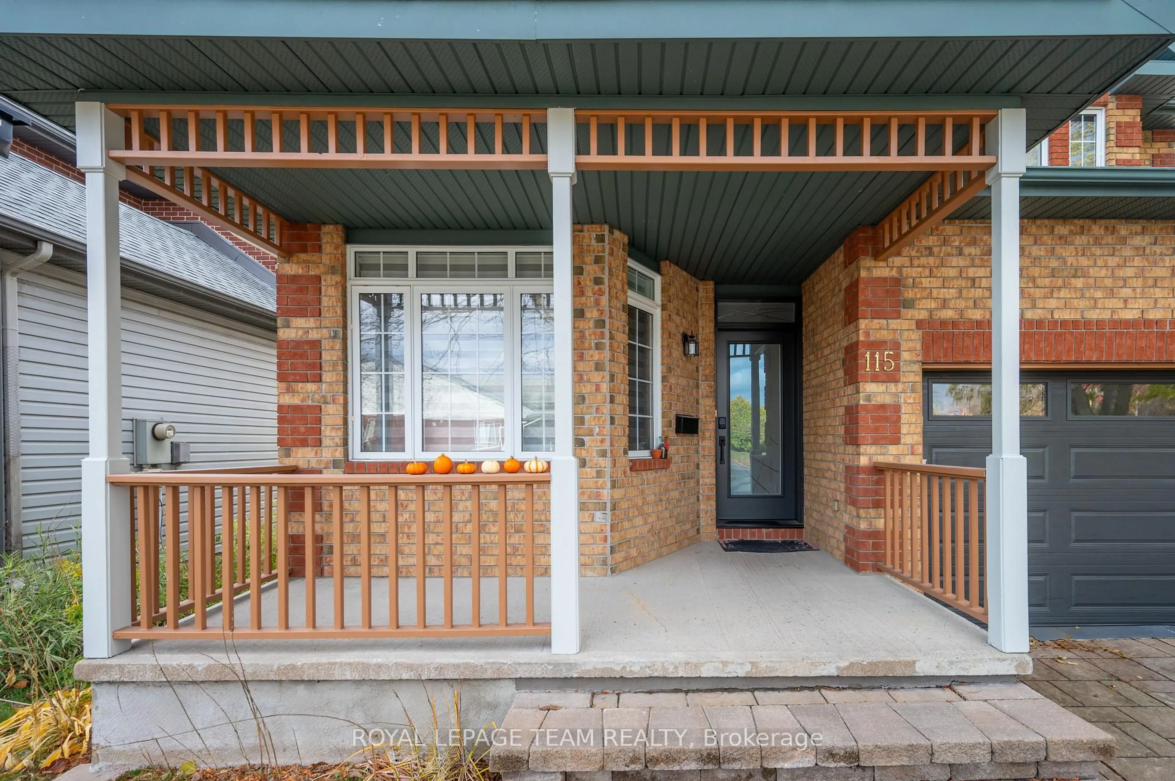 Home with brick exterior material, street for 115 Grandpark Circ, Ottawa Ontario K1G 6R6