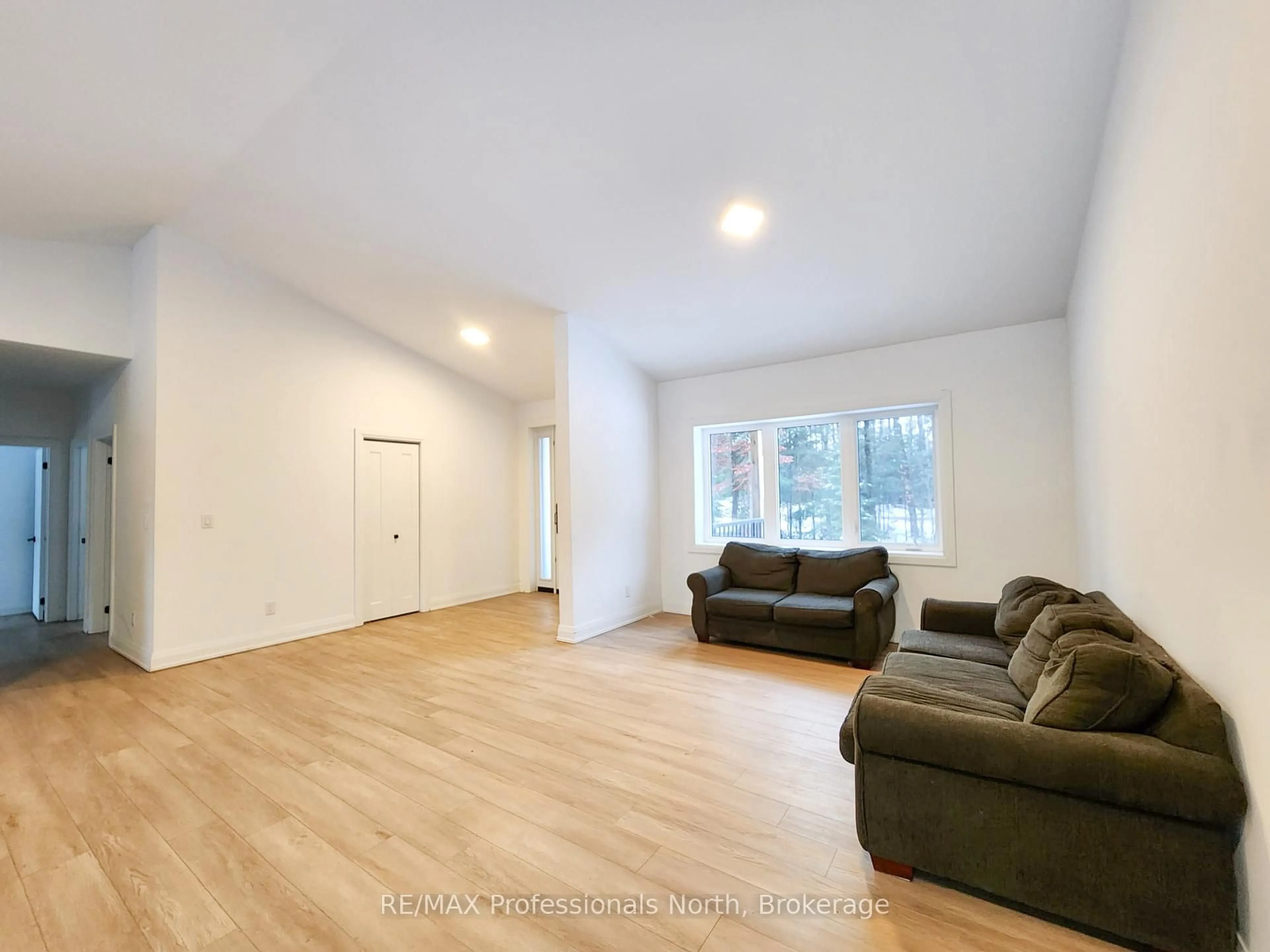 Living room with furniture, wood/laminate floor for 274 ECHO RIDGE Rd, Kearney Ontario P0A 1M0