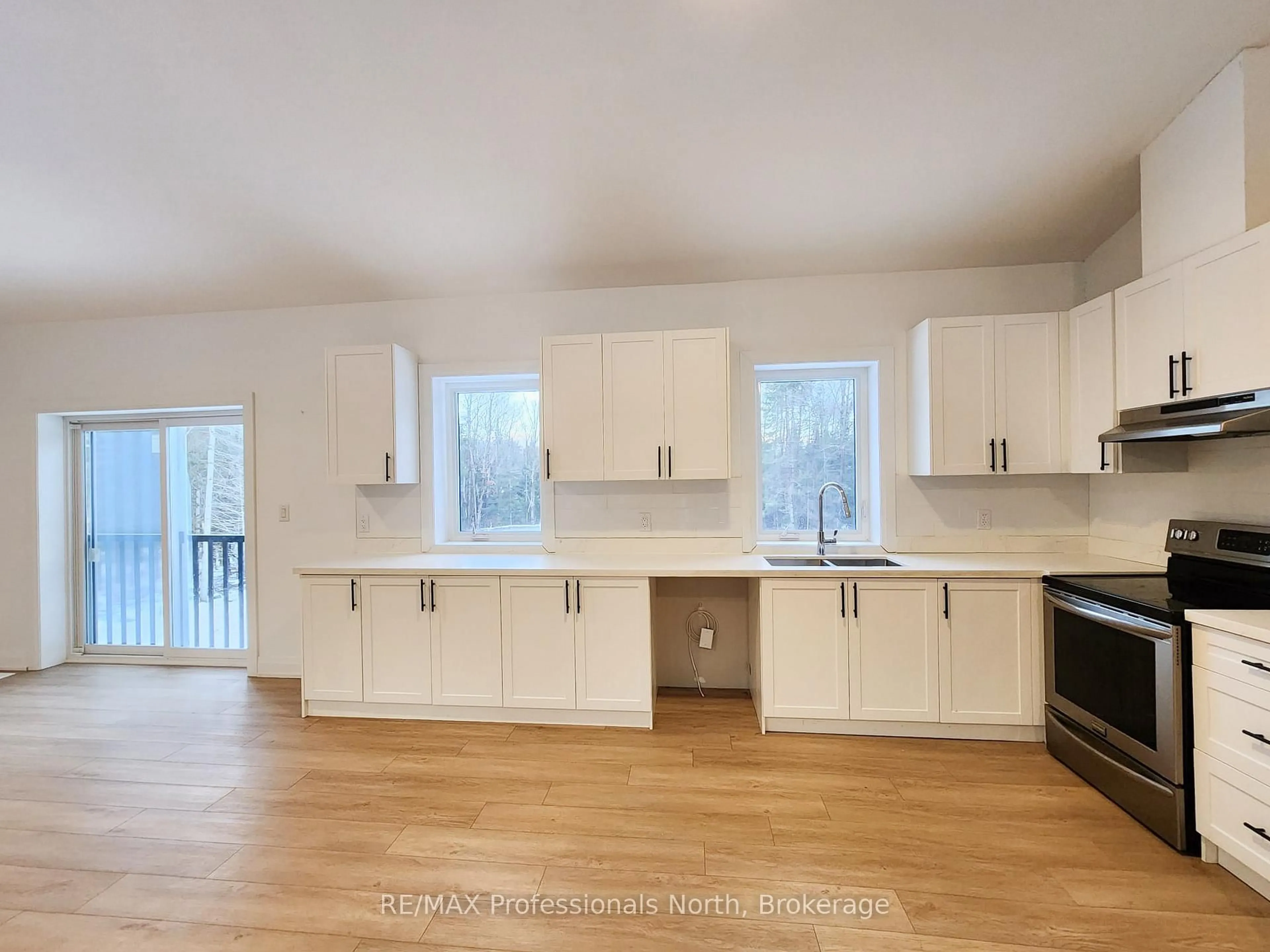 Open concept kitchen, wood/laminate floor for 274 ECHO RIDGE Rd, Kearney Ontario P0A 1M0