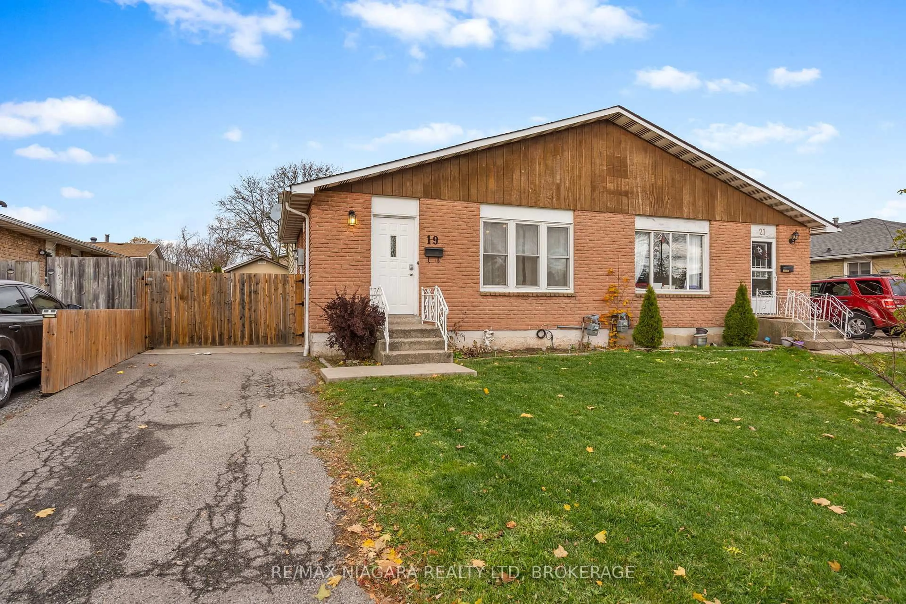 Home with brick exterior material, street for 19 Lampman Cres, Thorold Ontario L2V 4K6