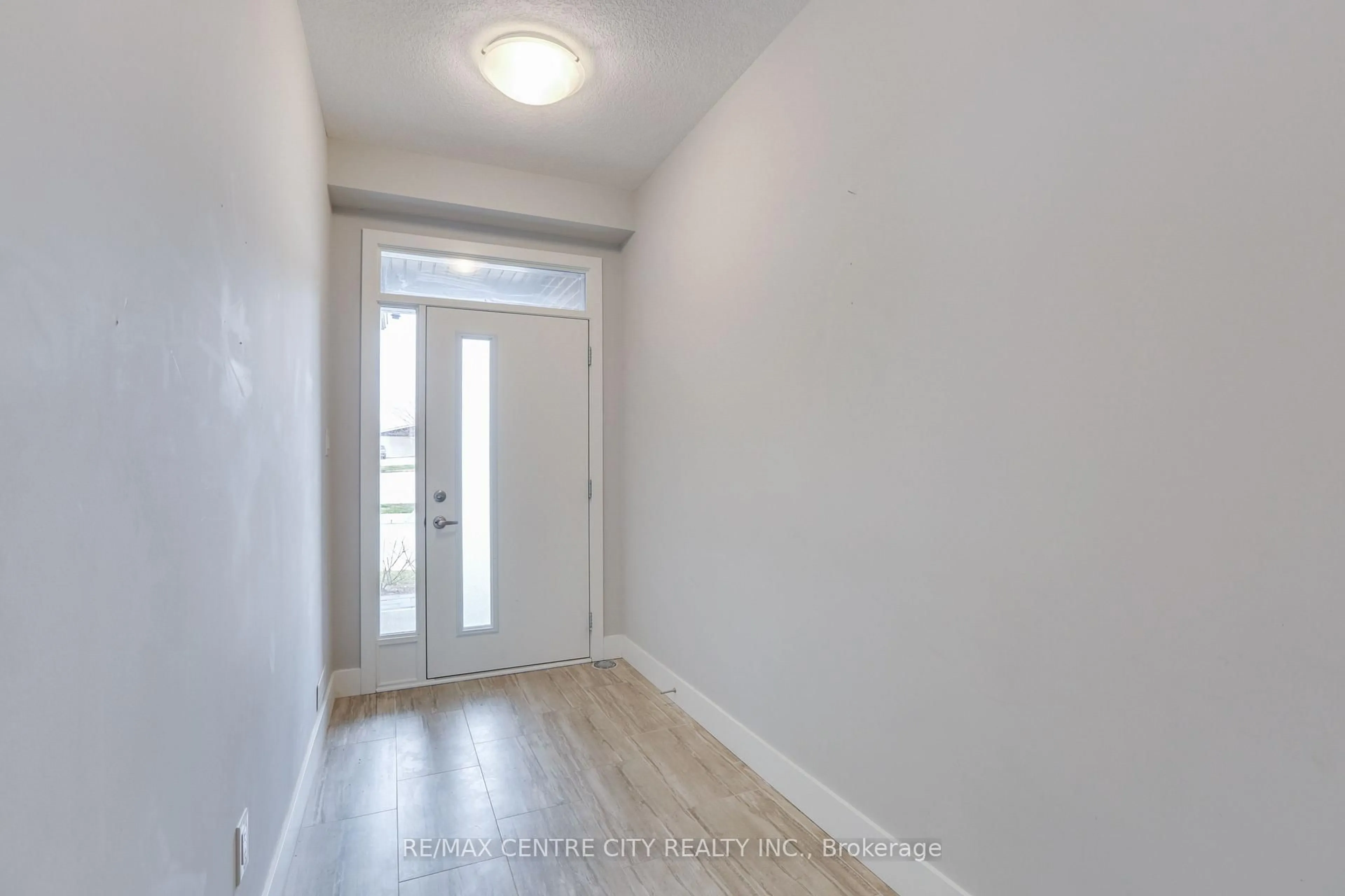 Indoor entryway for 2070 Meadowgate Blvd #106, London South Ontario N6M 1C6