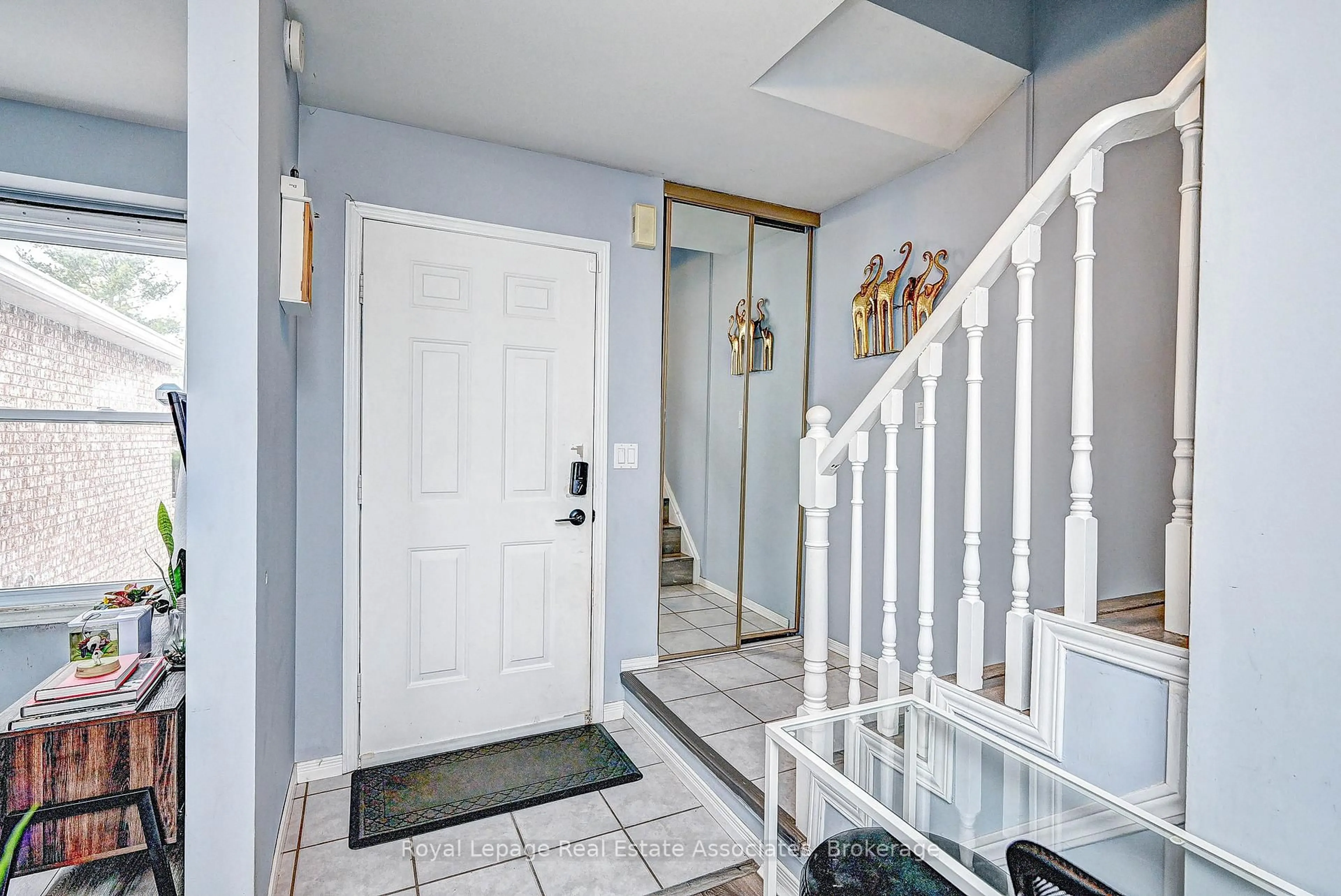 Indoor entryway for 190 Nith River Way, North Dumfries Ontario N0B 1E0