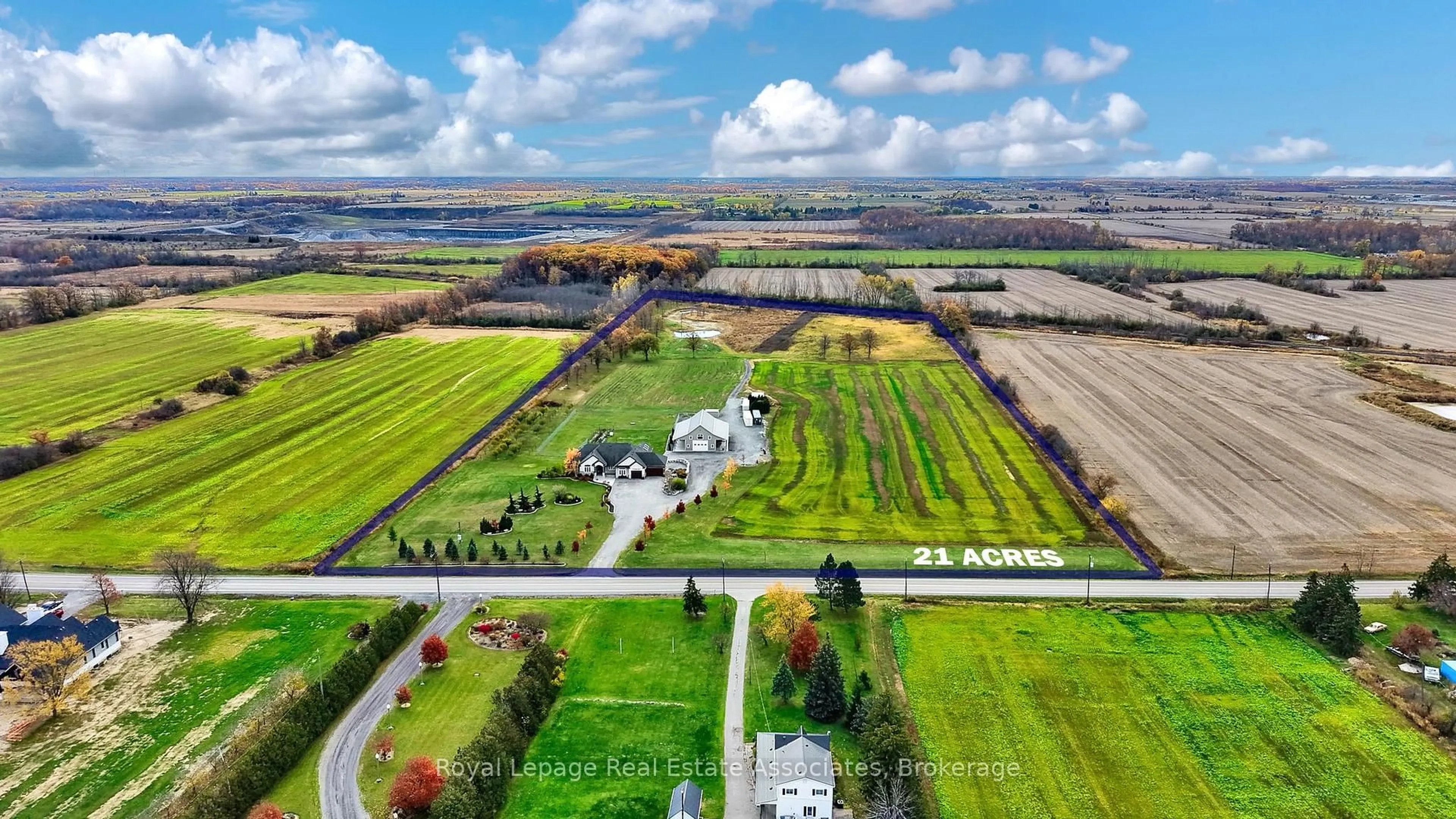 A pic from outside/outdoor area/front of a property/back of a property/a pic from drone, water/lake/river/ocean view for 1130 Ridge Rd, Hamilton Ontario L8J 2X5