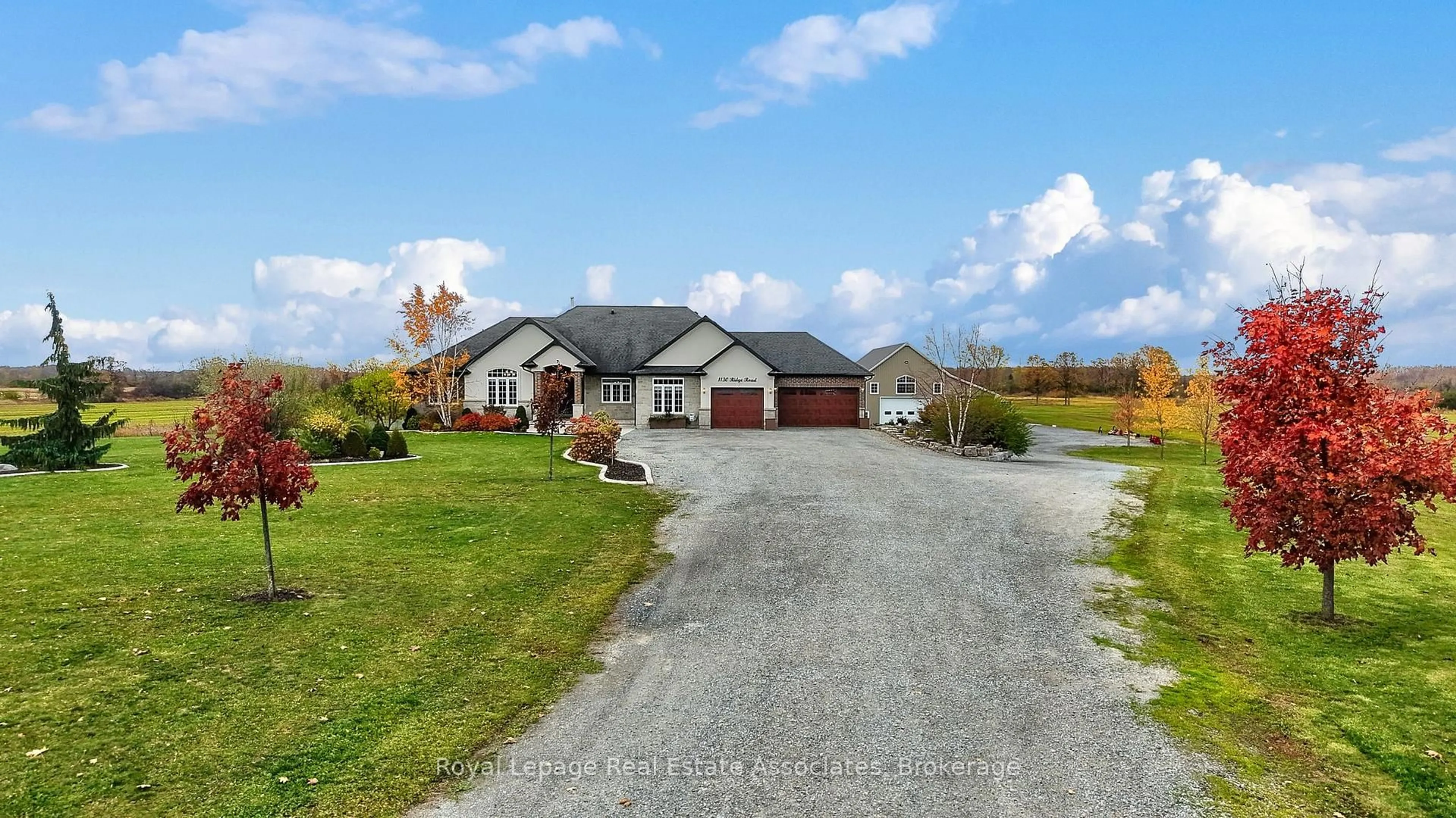 A pic from outside/outdoor area/front of a property/back of a property/a pic from drone, unknown for 1130 Ridge Rd, Hamilton Ontario L8J 2X5