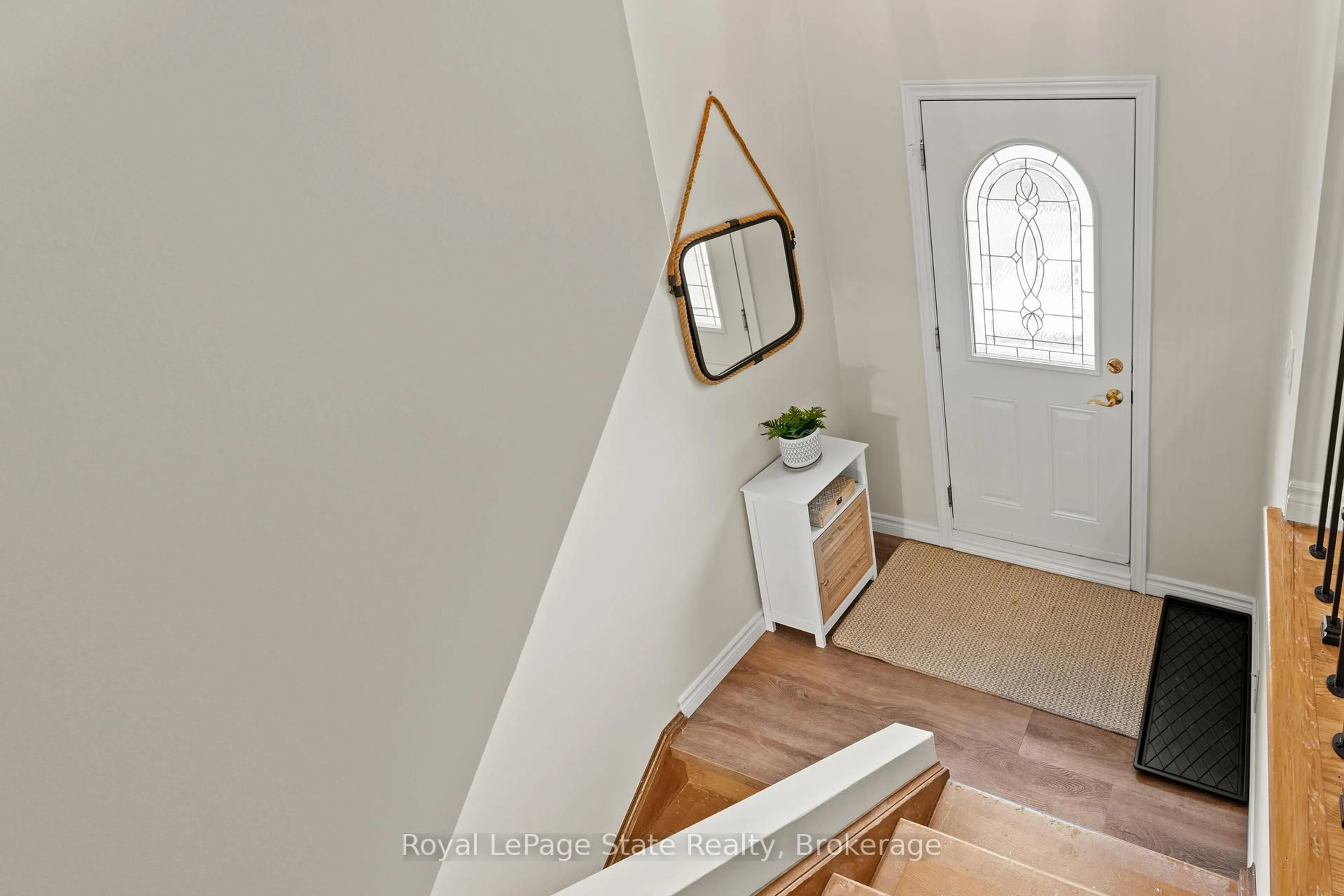 Indoor entryway for 50 Graystone Dr, Hamilton Ontario L9C 4R8