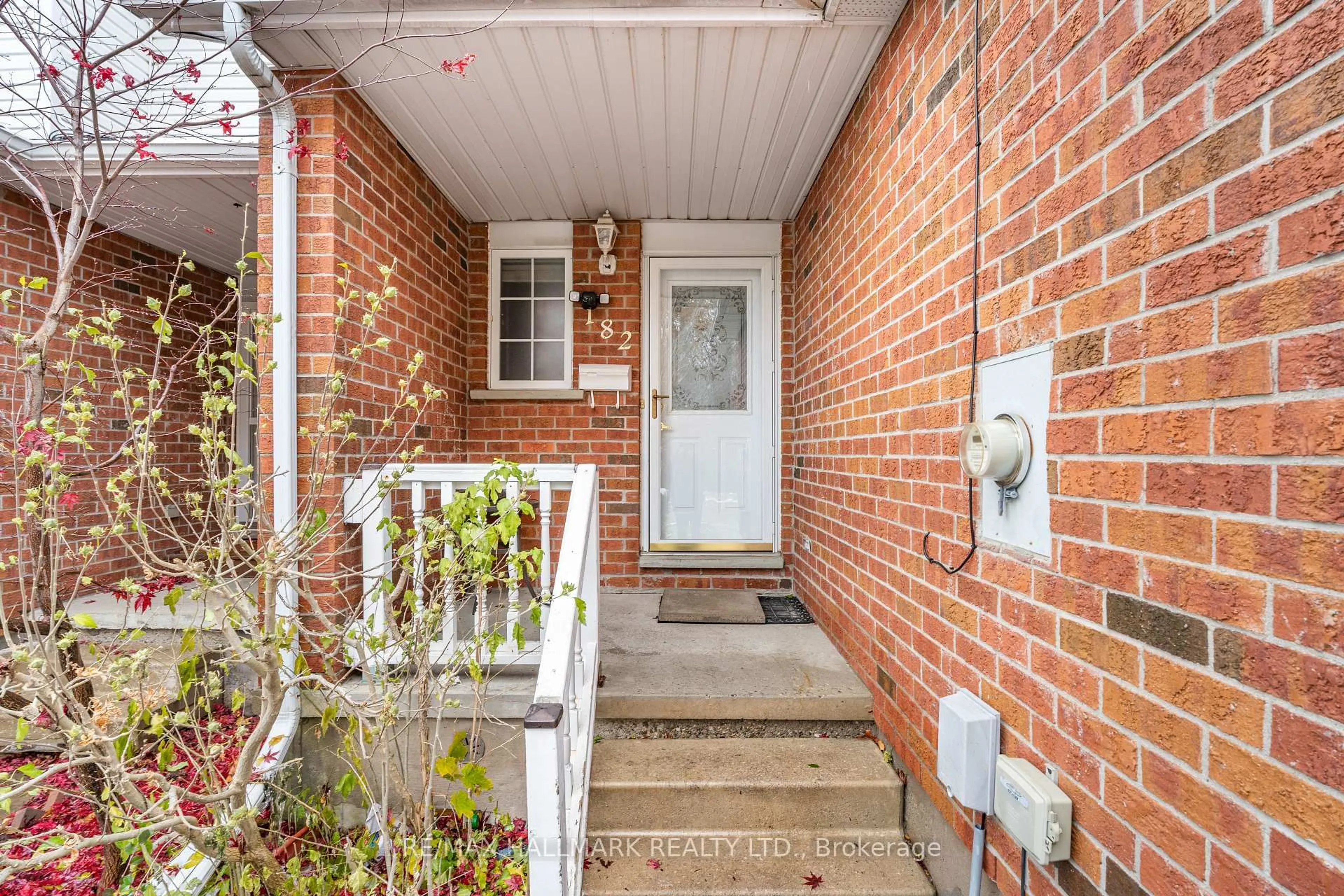Indoor entryway for 182 Kingswood Dr, Kitchener Ontario N2E 1S9