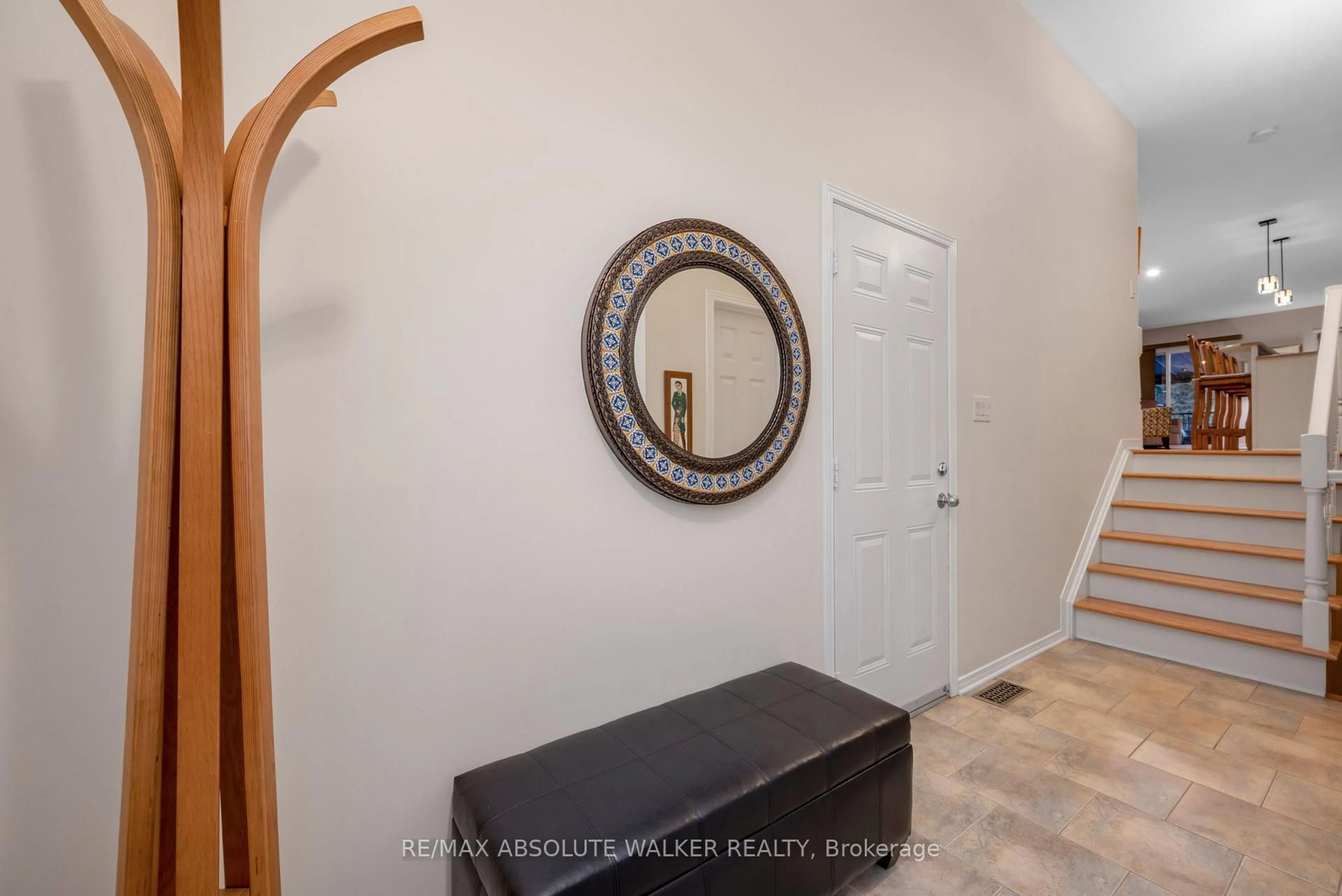 Indoor entryway for 134 Parkrose Private, Ottawa Ontario K4A 0N8