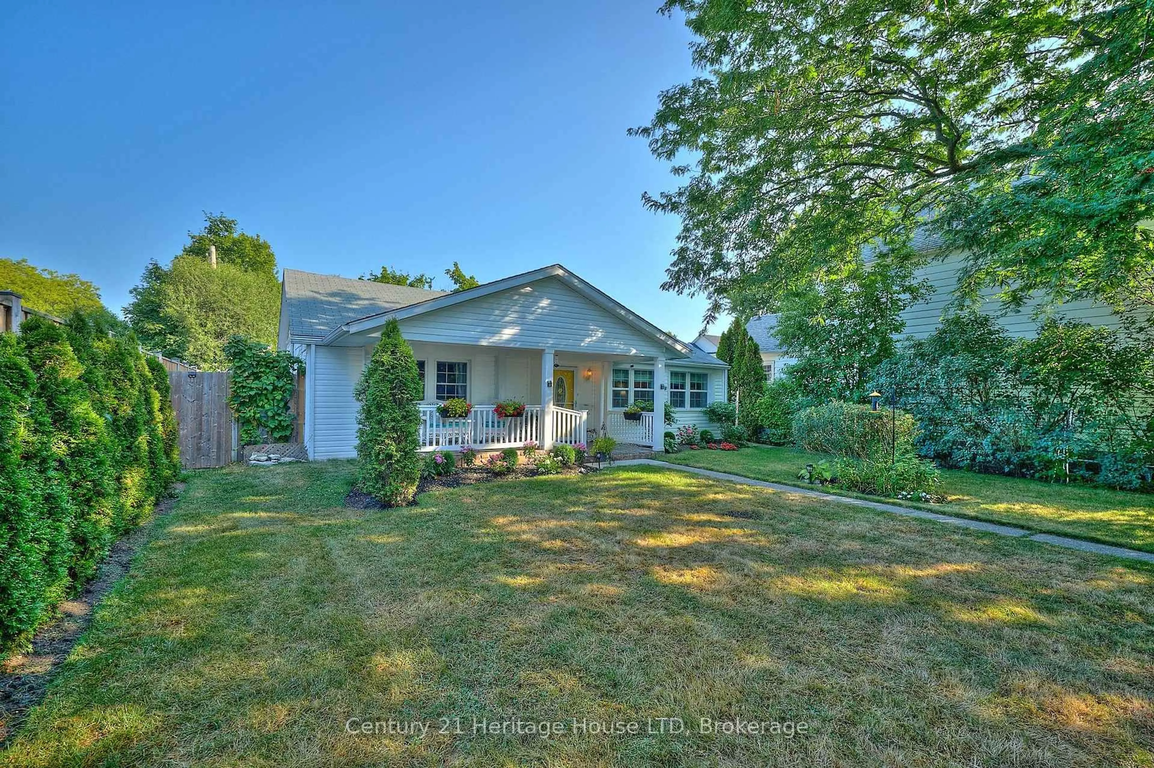 A pic from outside/outdoor area/front of a property/back of a property/a pic from drone, street for 662 Lakeshore Rd, Fort Erie Ontario L2A 1B9