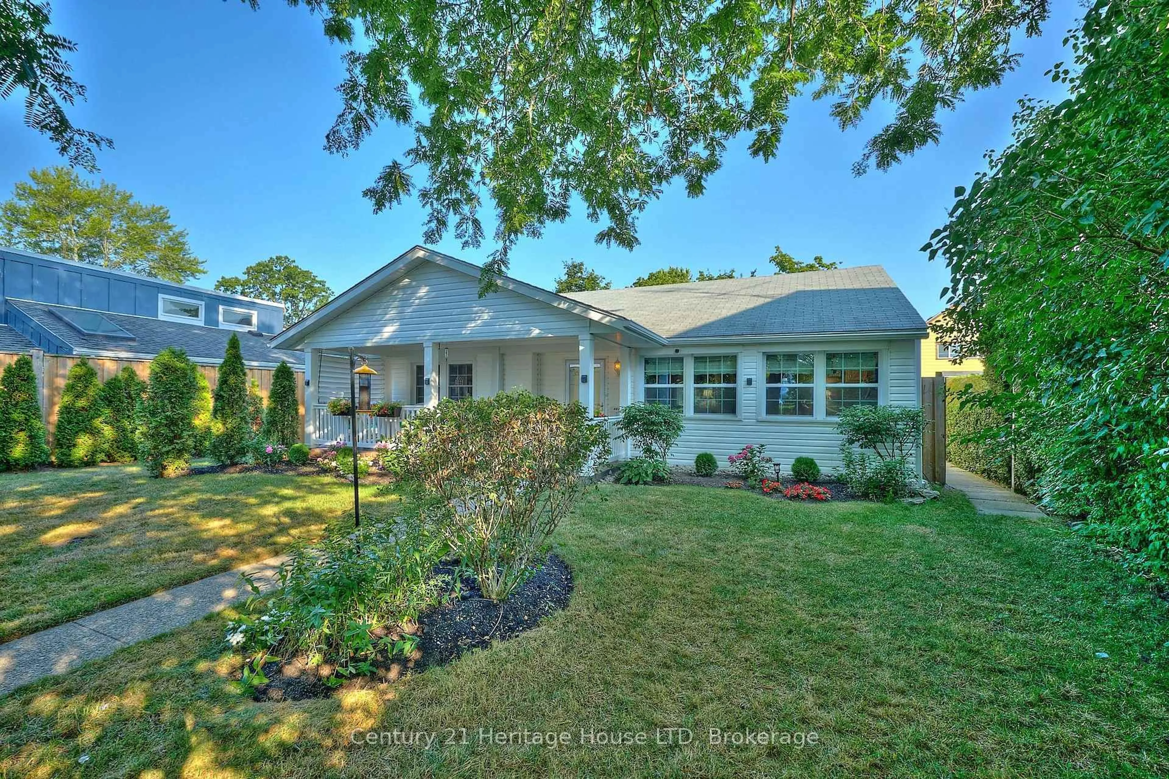 Patio, street for 662 Lakeshore Rd, Fort Erie Ontario L2A 1B9