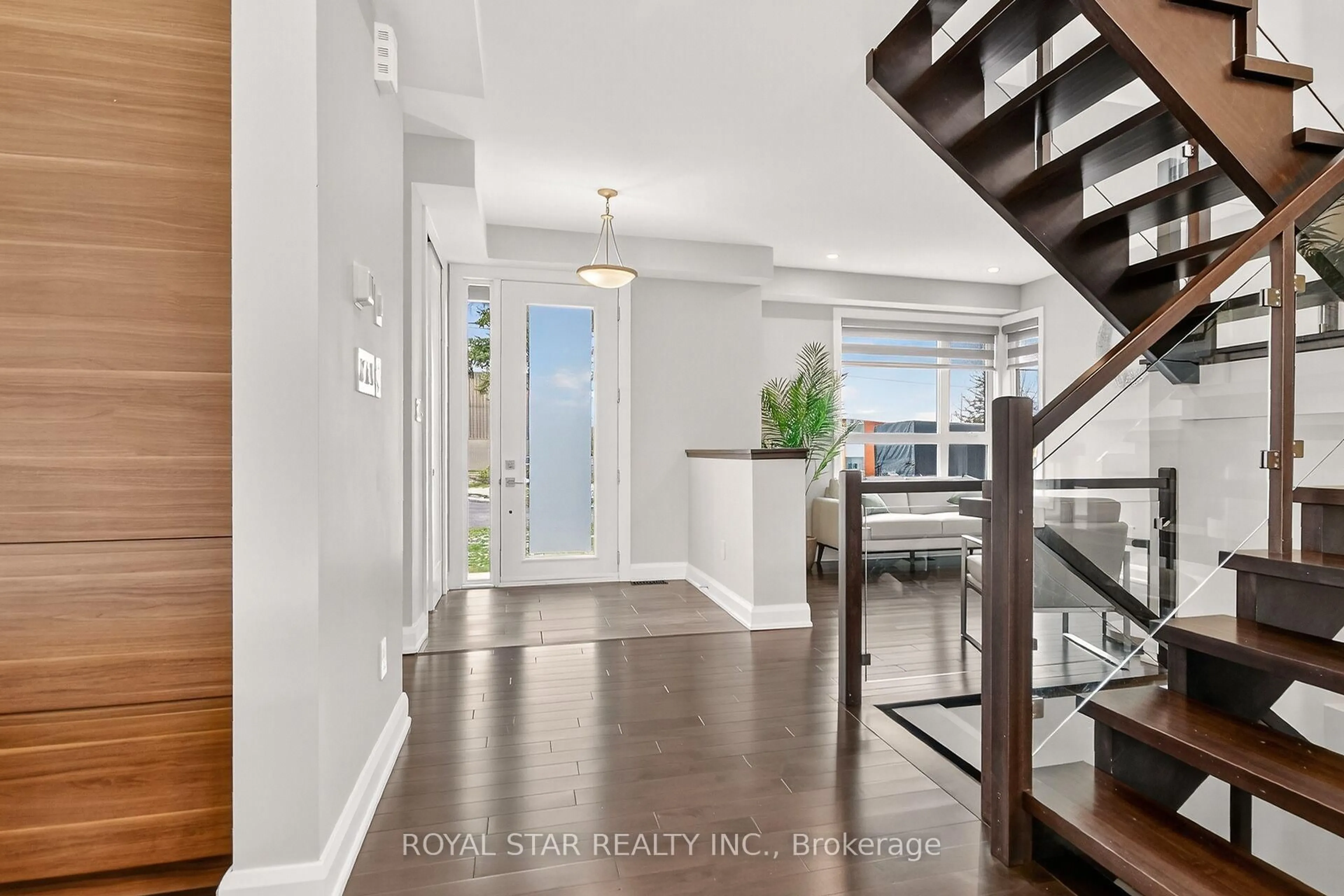 Indoor entryway for 17 Rideau Heights Dr, Ottawa Ontario K2E 7A7