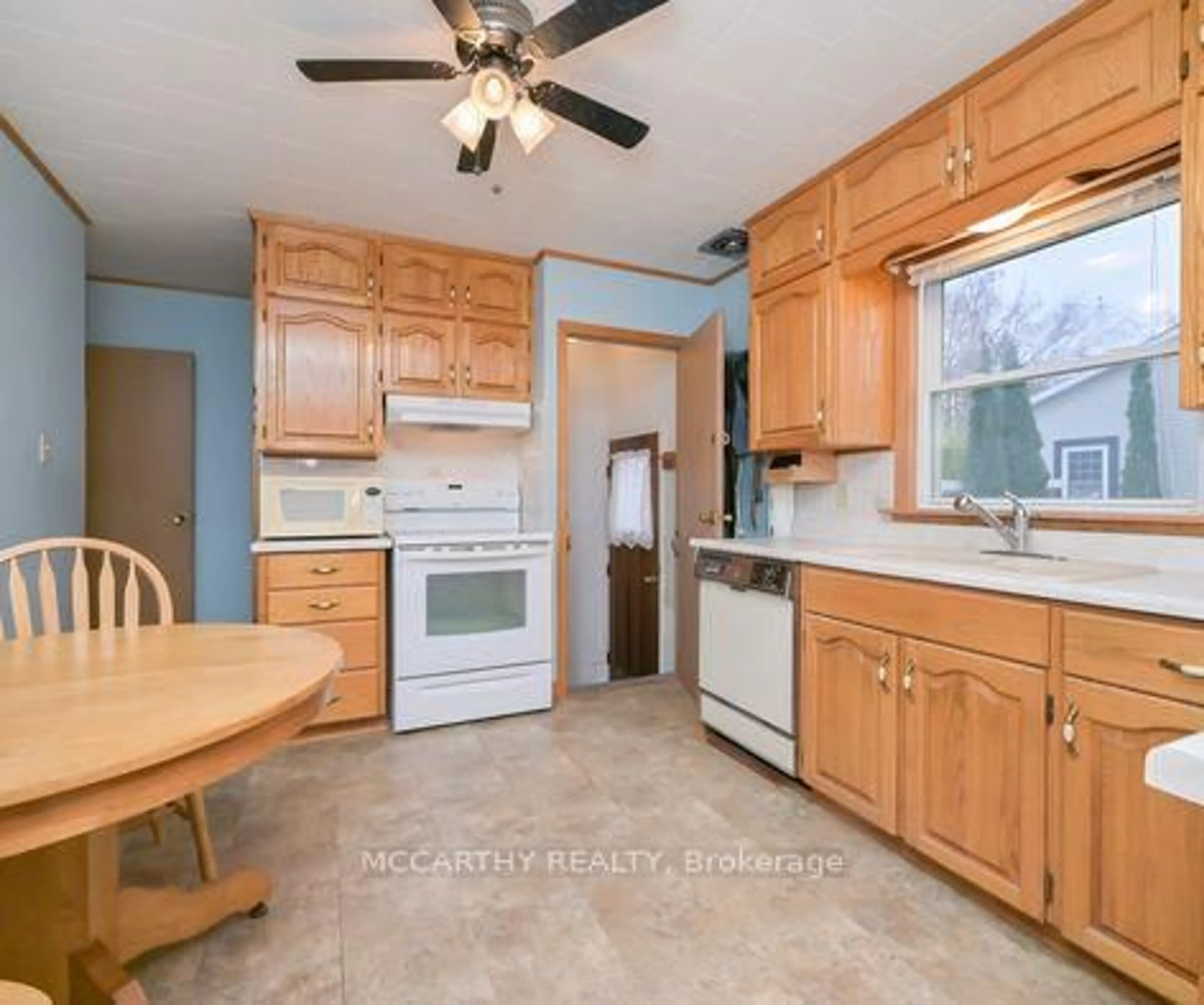 Standard kitchen, unknown for 319 Victoria St, Shelburne Ontario L9V 2Y4