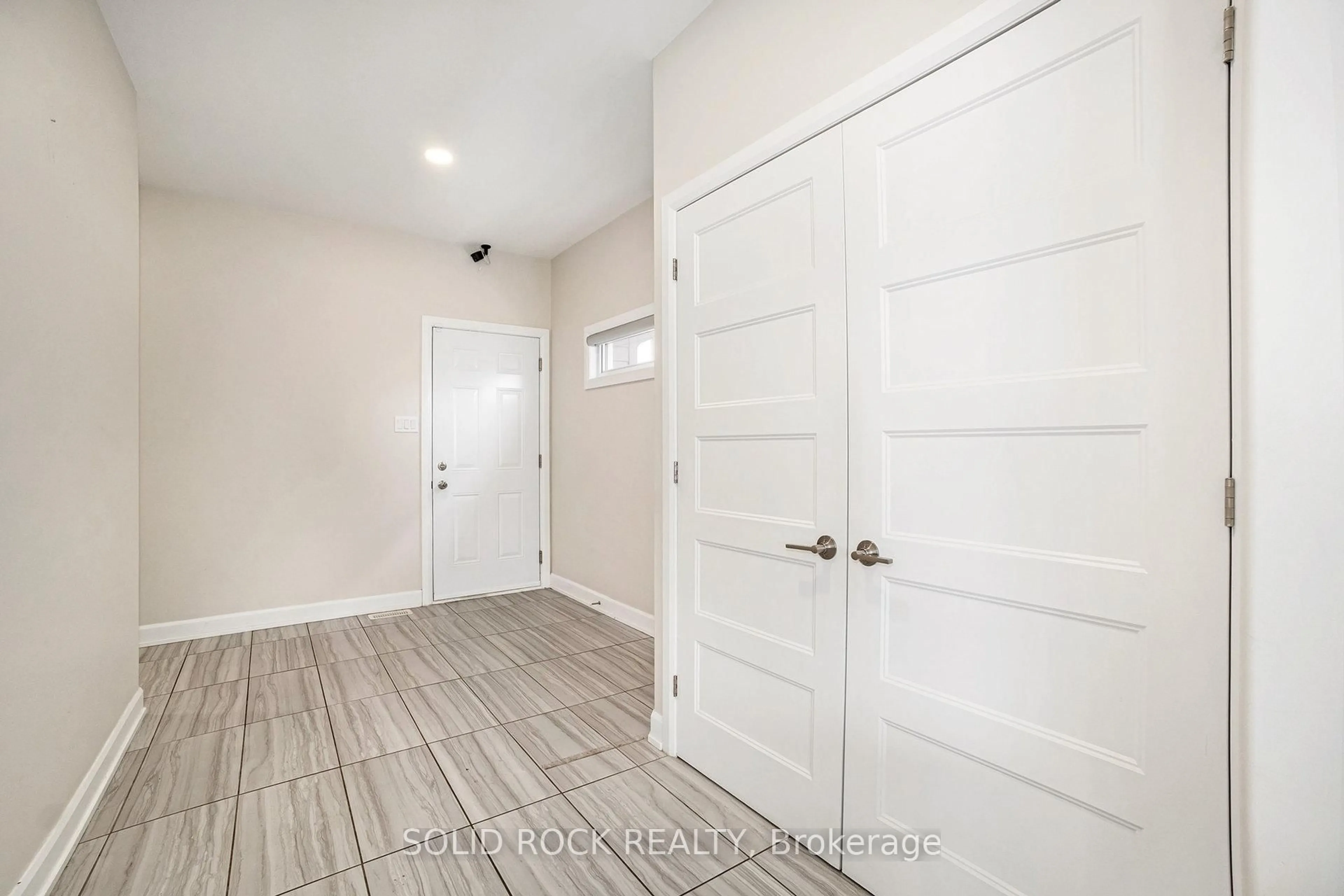 Indoor entryway for 524 Lucent St, Russell Ontario K4R 0G3