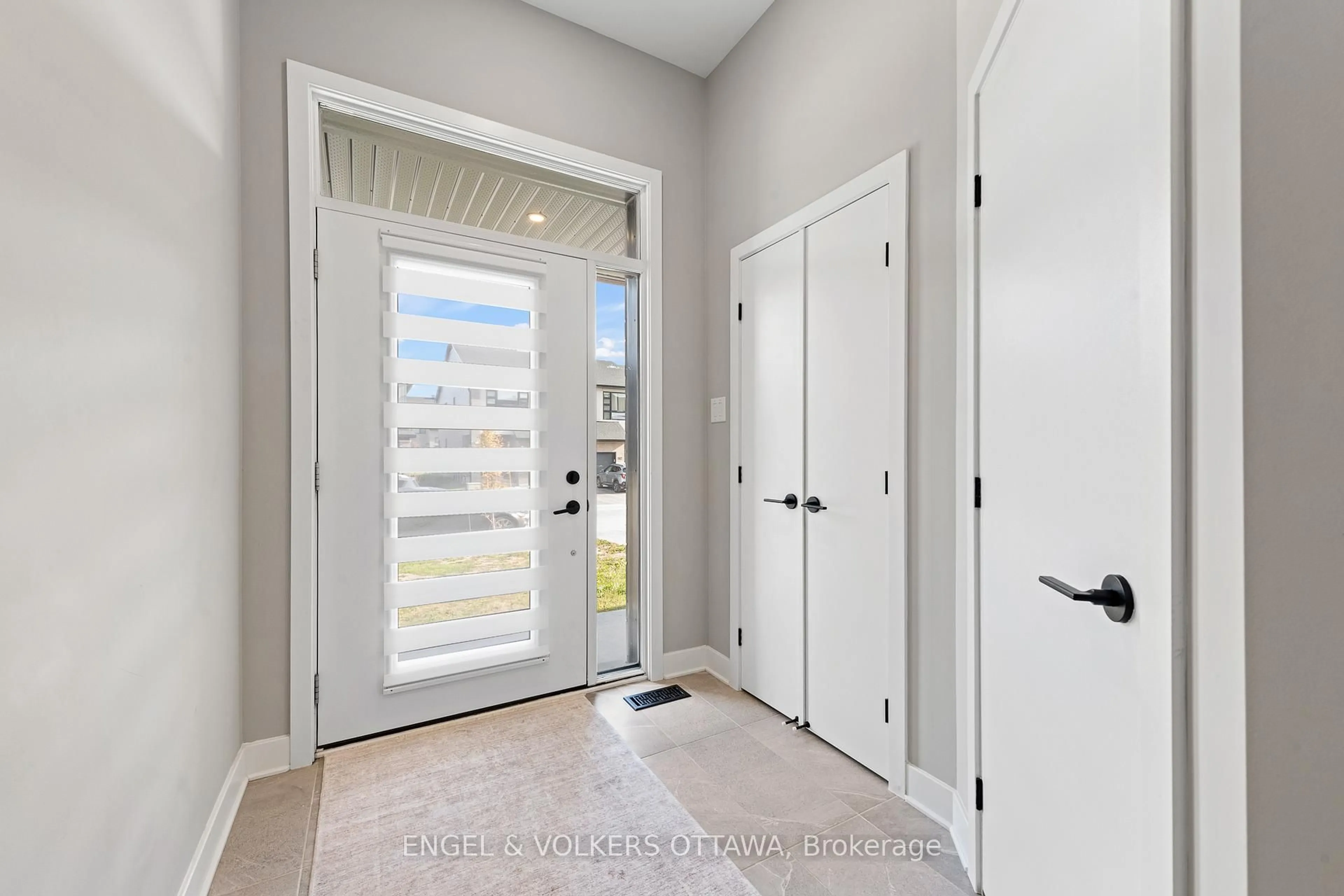 Indoor entryway for 517 Cobra Cres, Kanata Ontario K2V 0T6