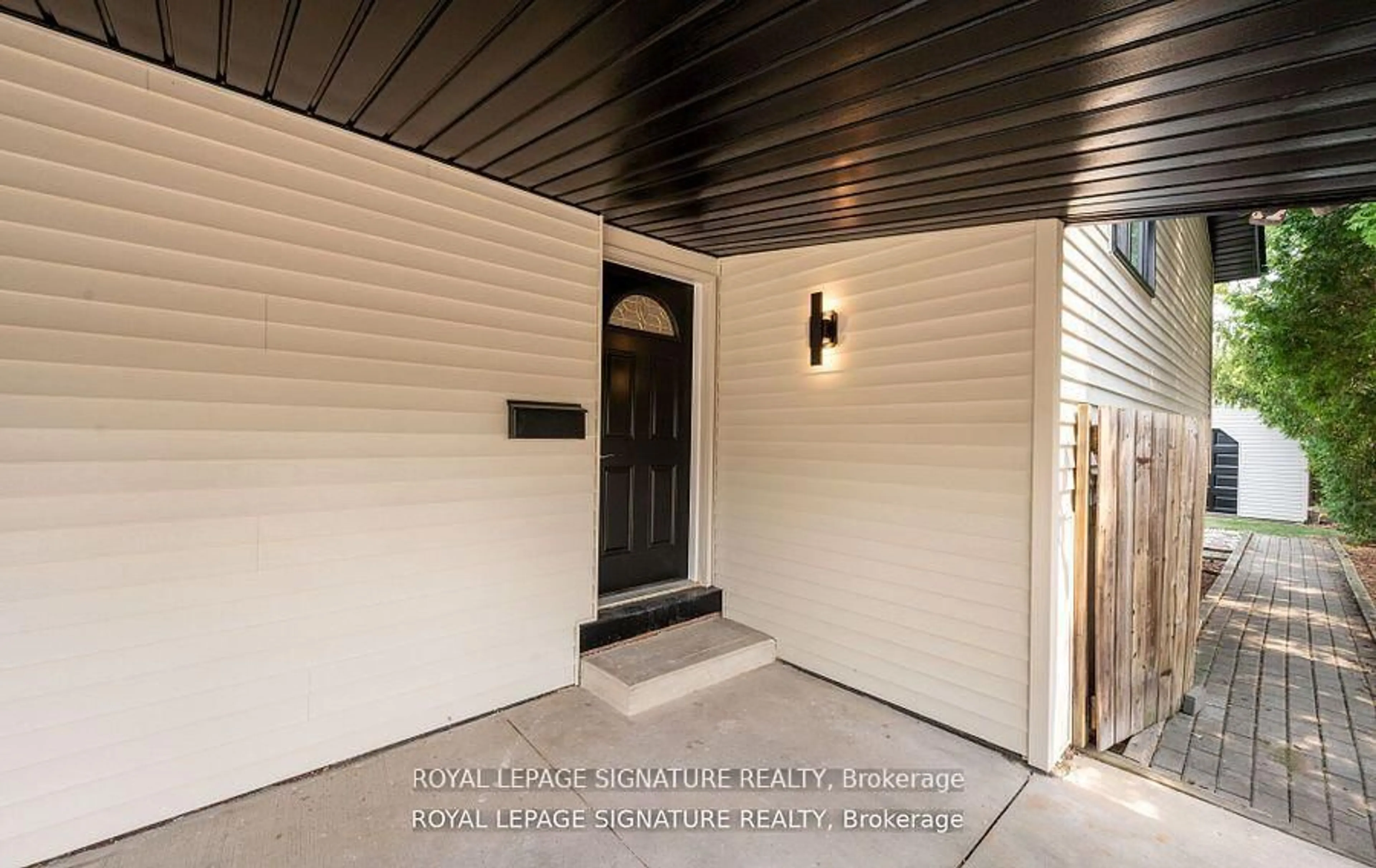 Indoor entryway for 105 Lilacside Dr, Hamilton Ontario L8V 2L8