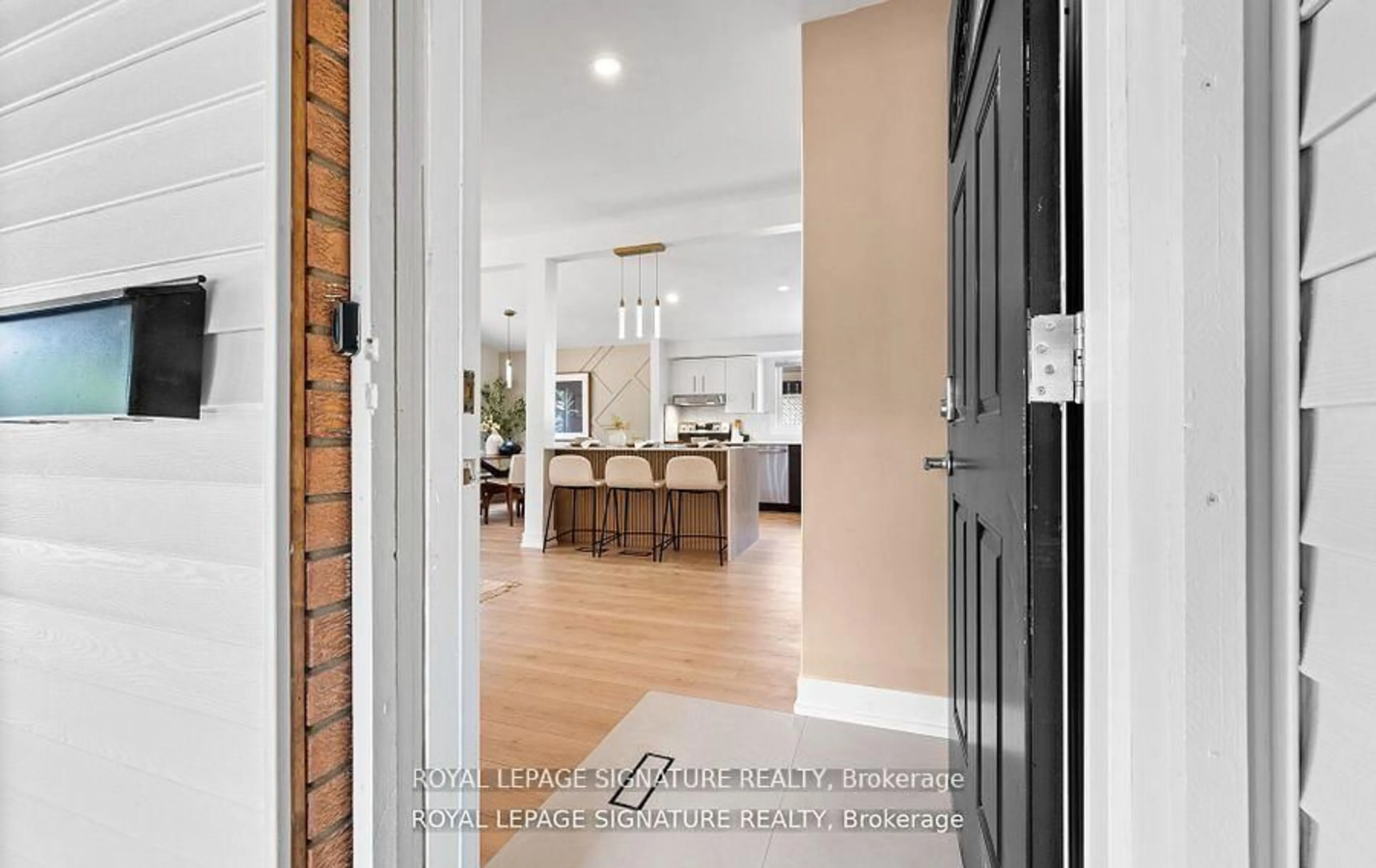 Indoor entryway for 105 Lilacside Dr, Hamilton Ontario L8V 2L8