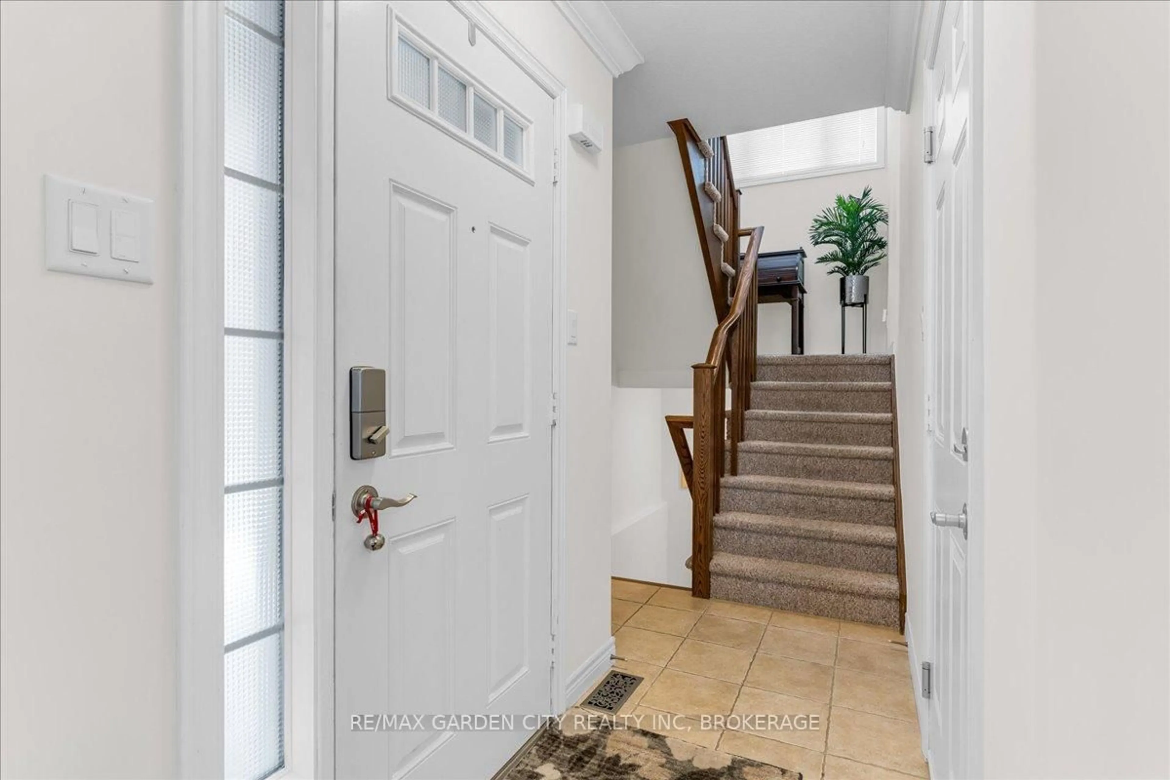 Indoor entryway for 45 Hemlock Way, Grimsby Ontario L3M 0A8