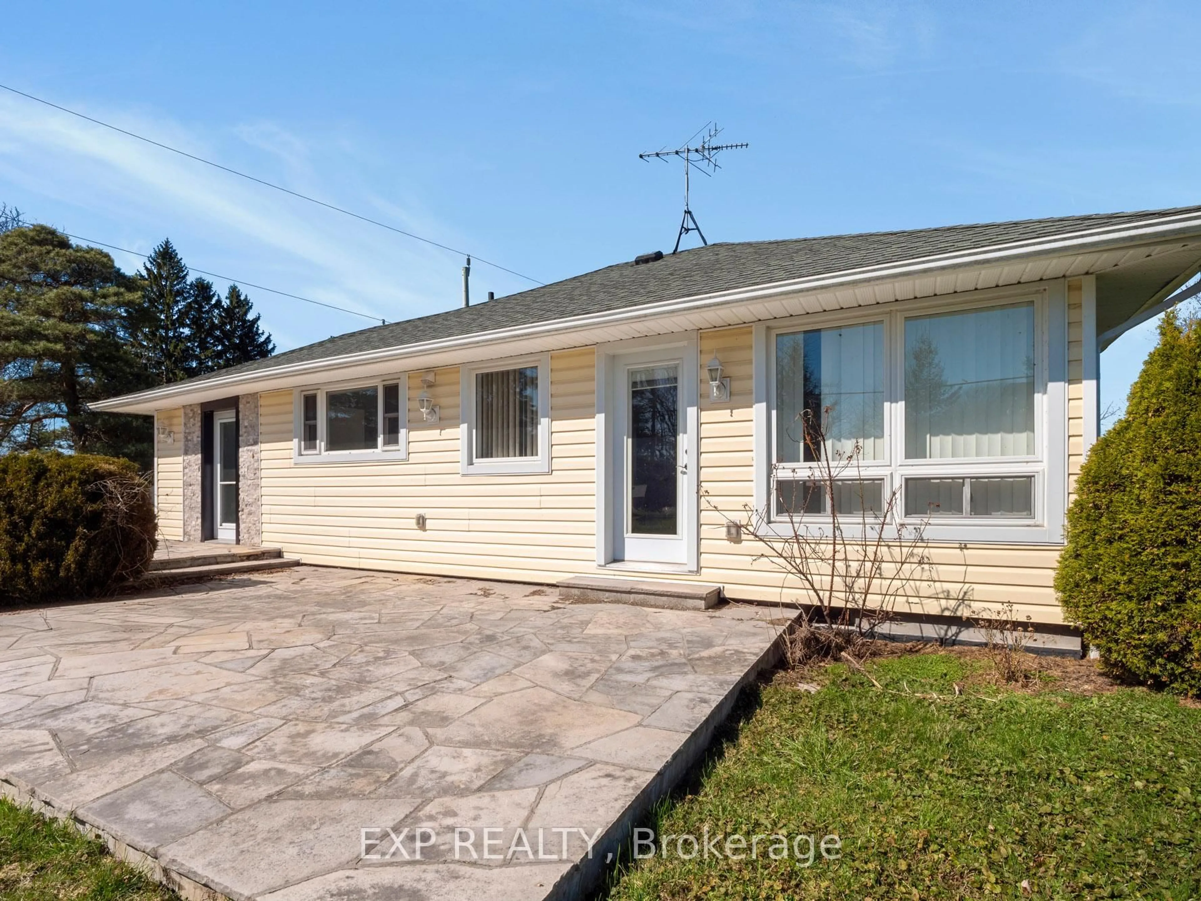 Home with vinyl exterior material, water/lake/river/ocean view for 2651 Mcaffee St, Fort Erie Ontario L2A 5M4
