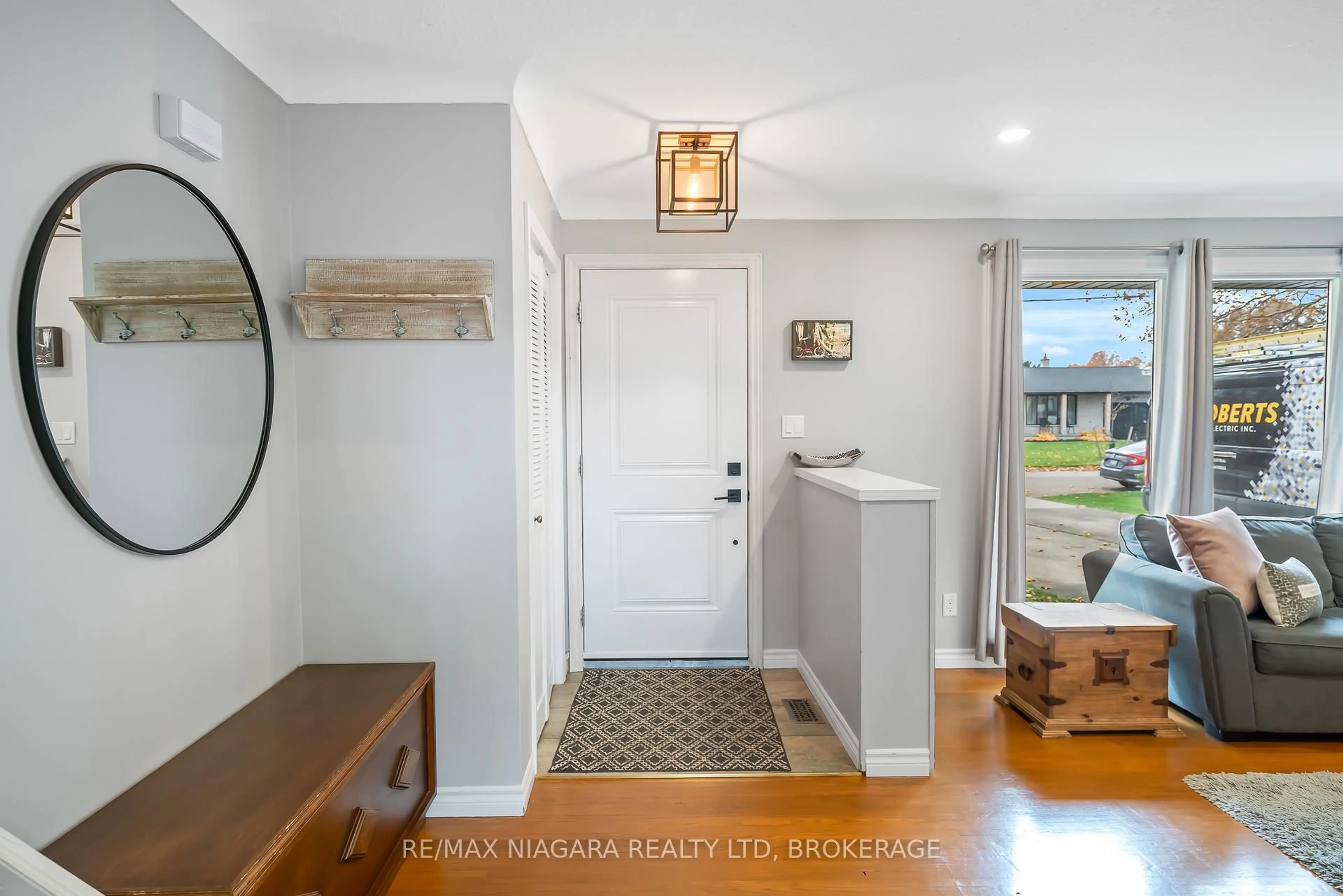 Indoor entryway for 3 Florence St, St. Catharines Ontario L2N 3G5