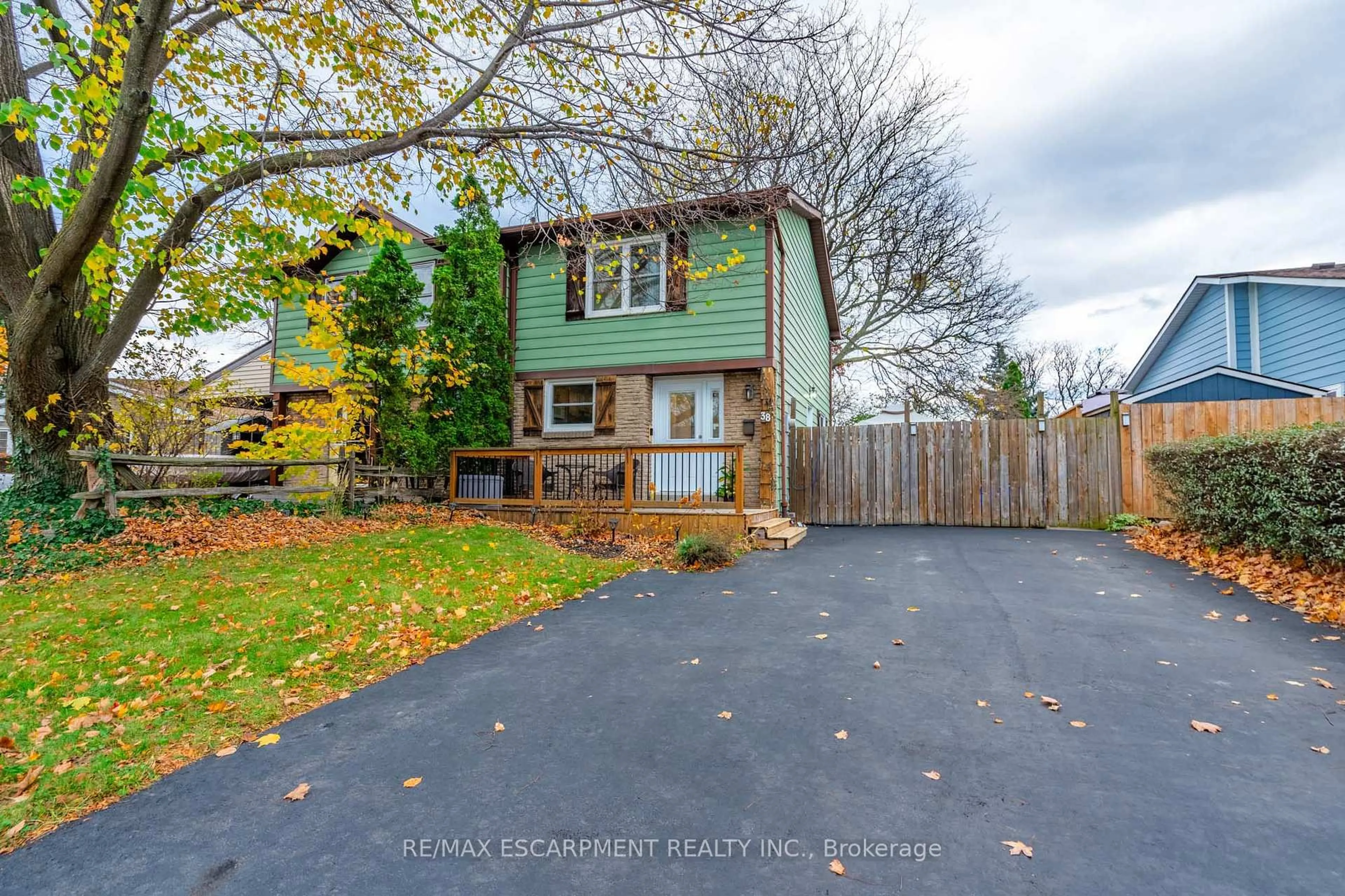 A pic from outside/outdoor area/front of a property/back of a property/a pic from drone, street for 38 Golden Orchard Dr, Hamilton Ontario L9C 6J5