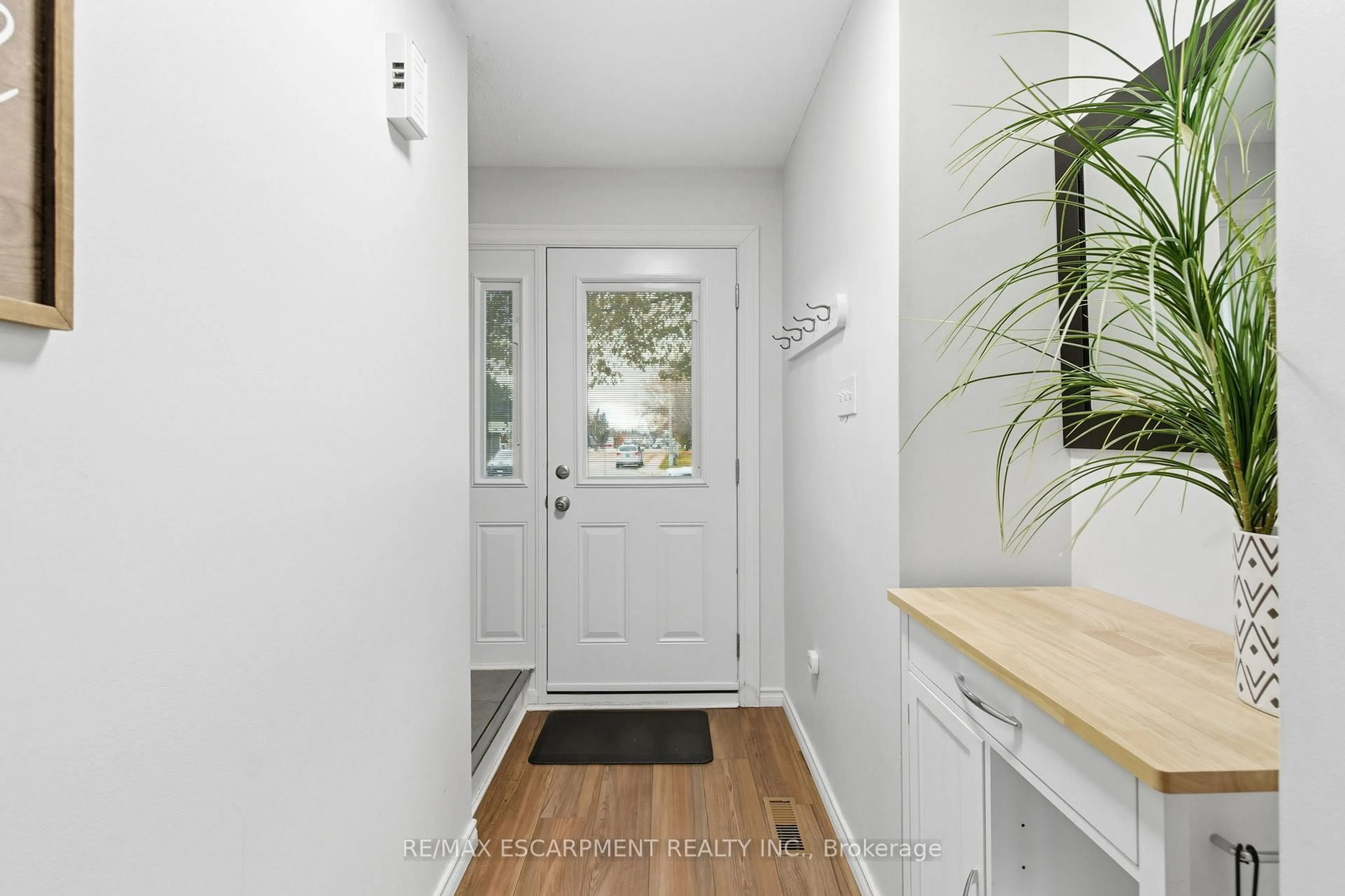 Indoor entryway for 38 Golden Orchard Dr, Hamilton Ontario L9C 6J5