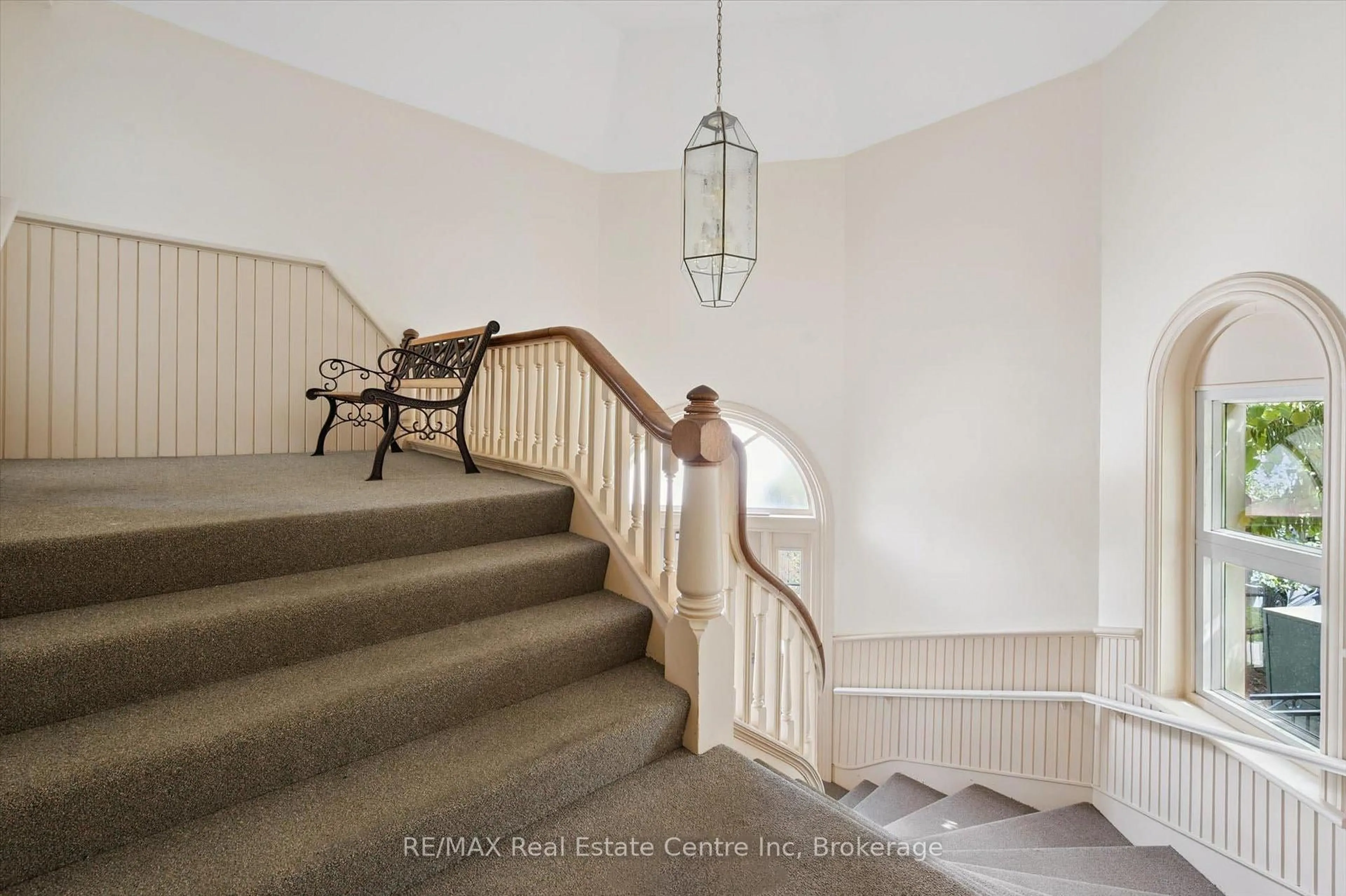 Indoor foyer for 200 WOOLWICH St #204, Guelph Ontario N1H 3V7