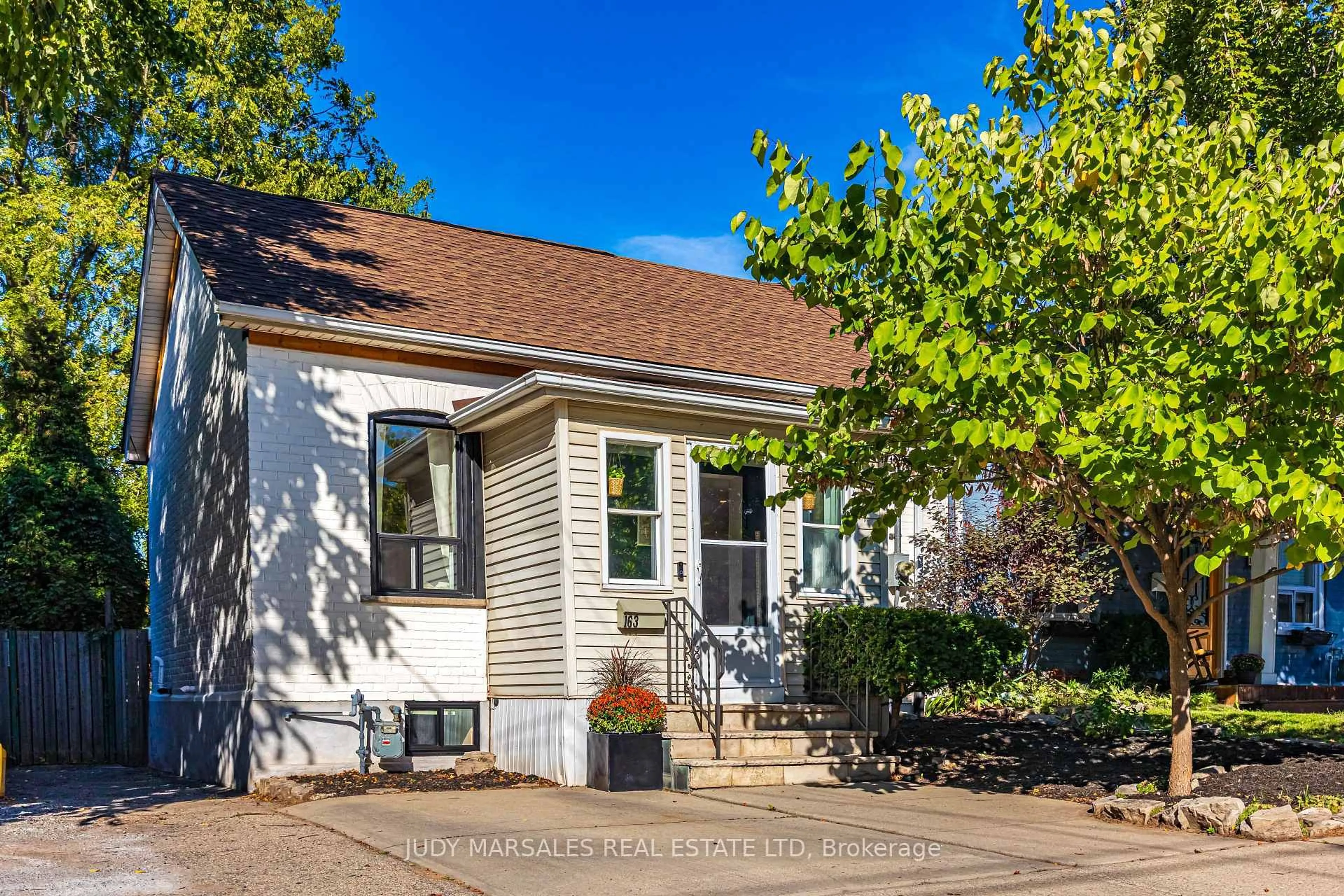 Home with vinyl exterior material, street for 163 Ferrie St, Hamilton Ontario L8L 3T4