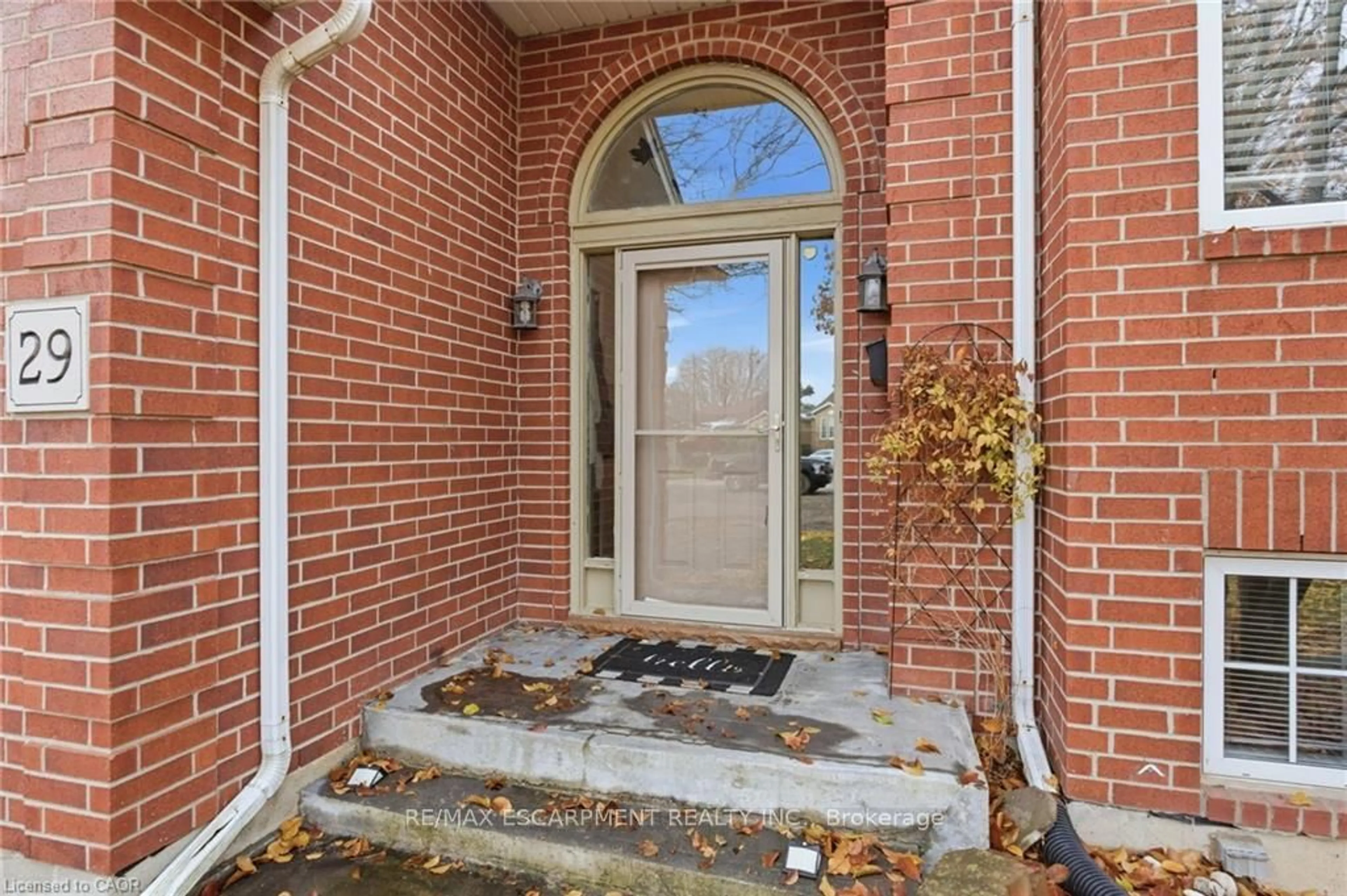 Indoor entryway for 29 Strong Crt, Brantford Ontario N3R 7Y4