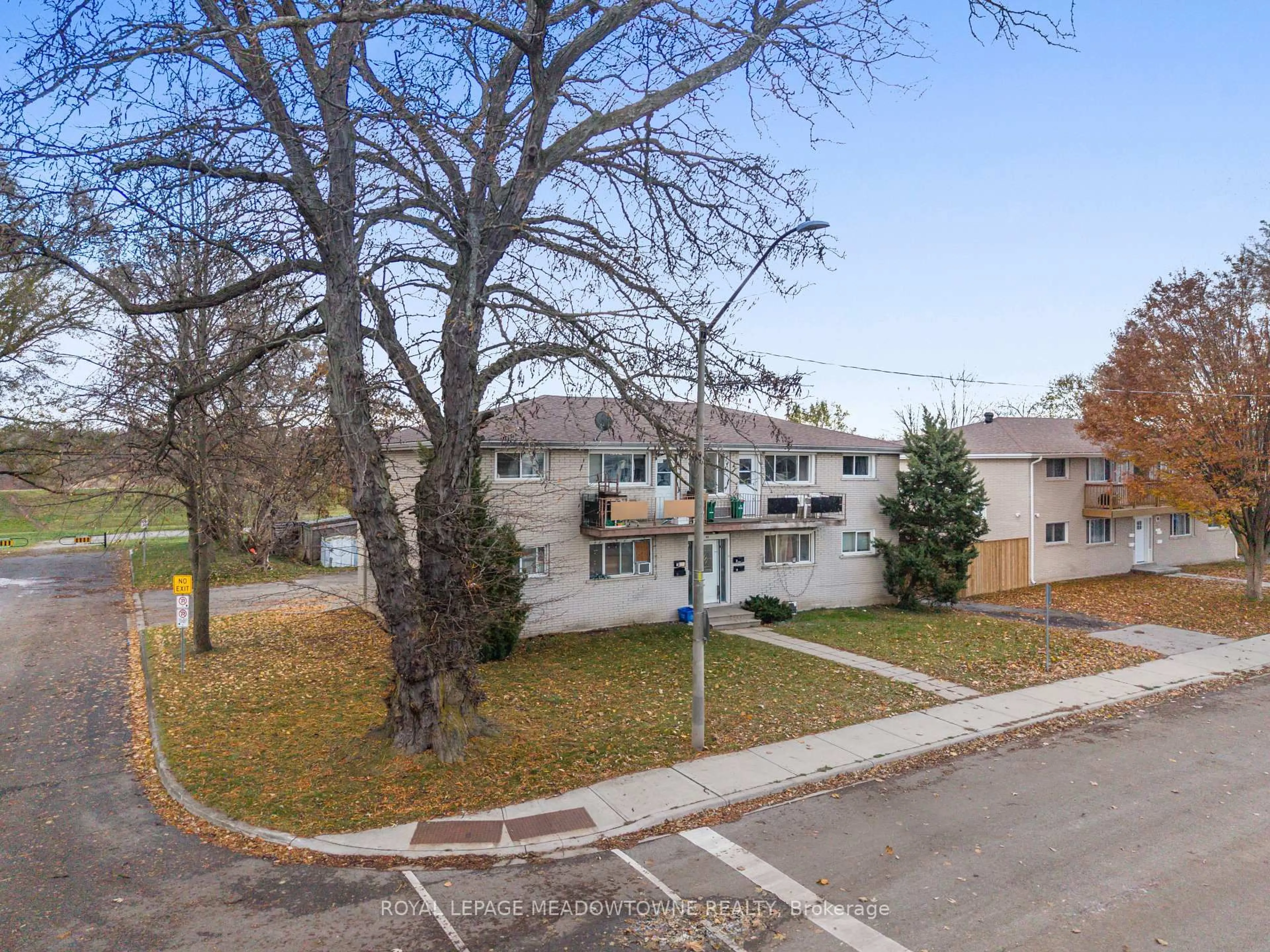 A pic from outside/outdoor area/front of a property/back of a property/a pic from drone, street for 94 Sixth Ave, Brant Ontario N3S 1B2