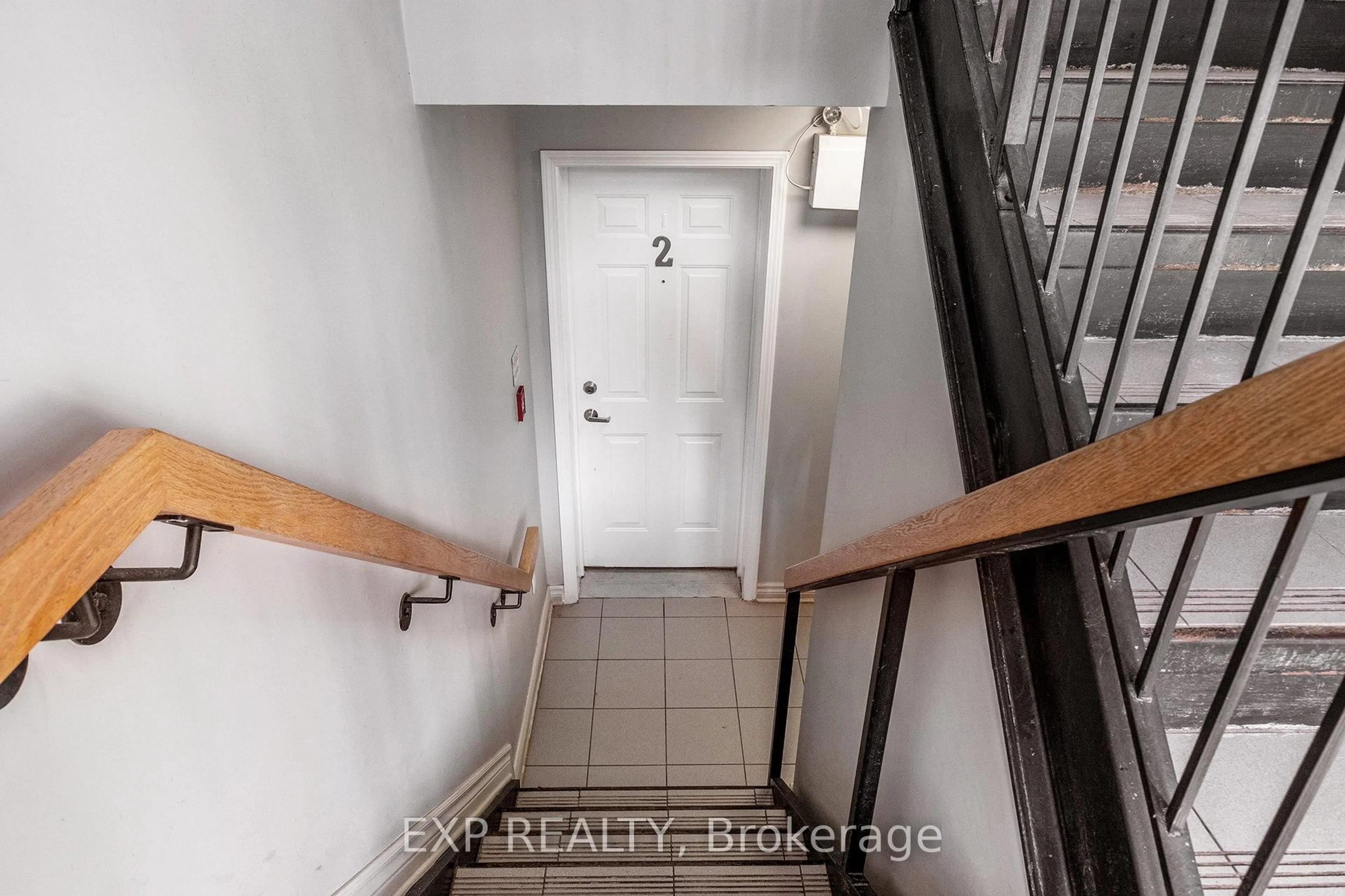 Indoor entryway for 305 Cresthaven Dr #2, Ottawa Ontario K2G 4R5