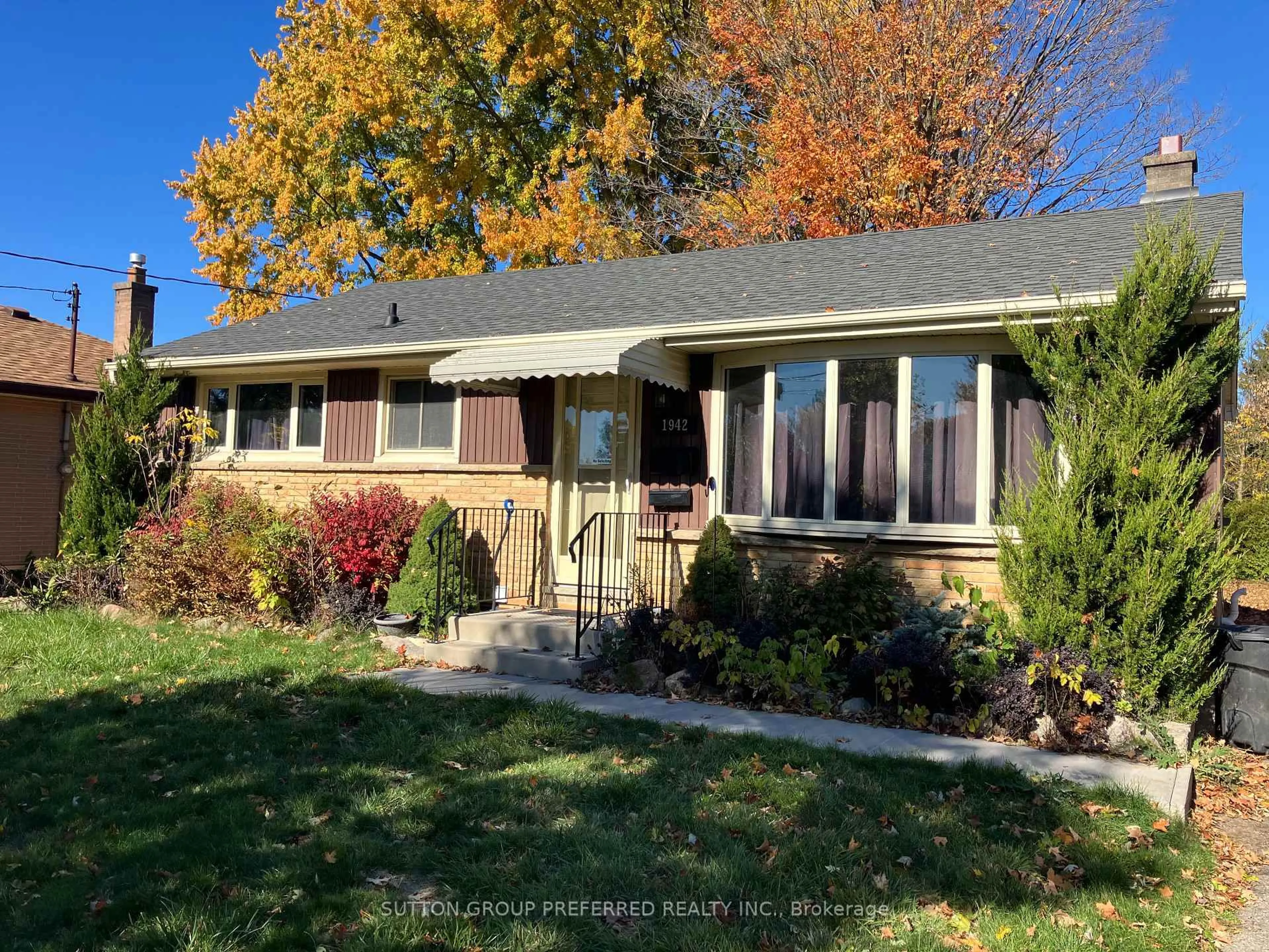 Home with vinyl exterior material, street for 1942 Duluth Cres, London East Ontario N5V 1H7