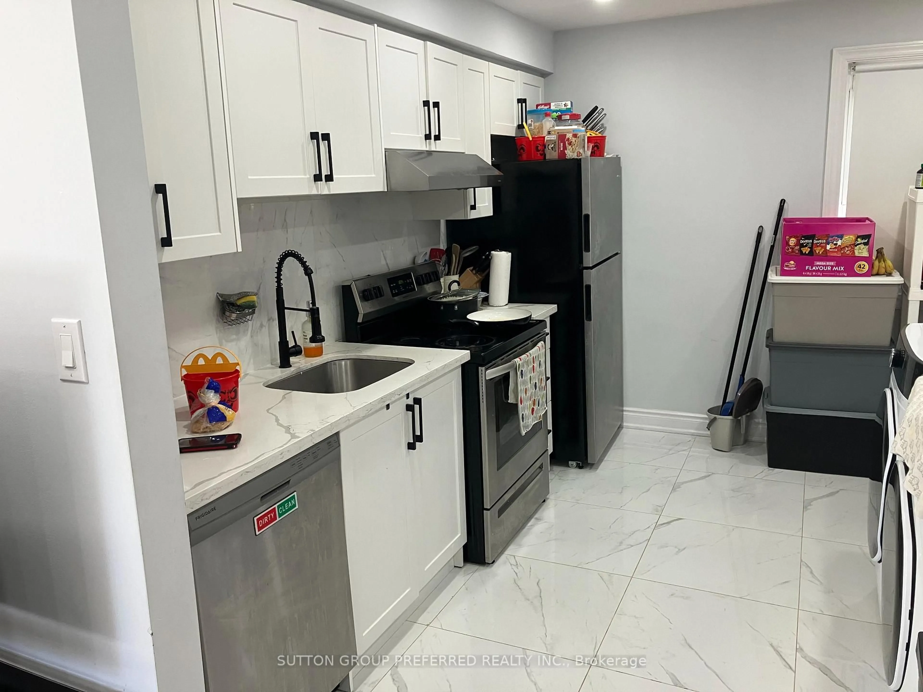 Standard kitchen, ceramic/tile floor for 1942 Duluth Cres, London East Ontario N5V 1H7