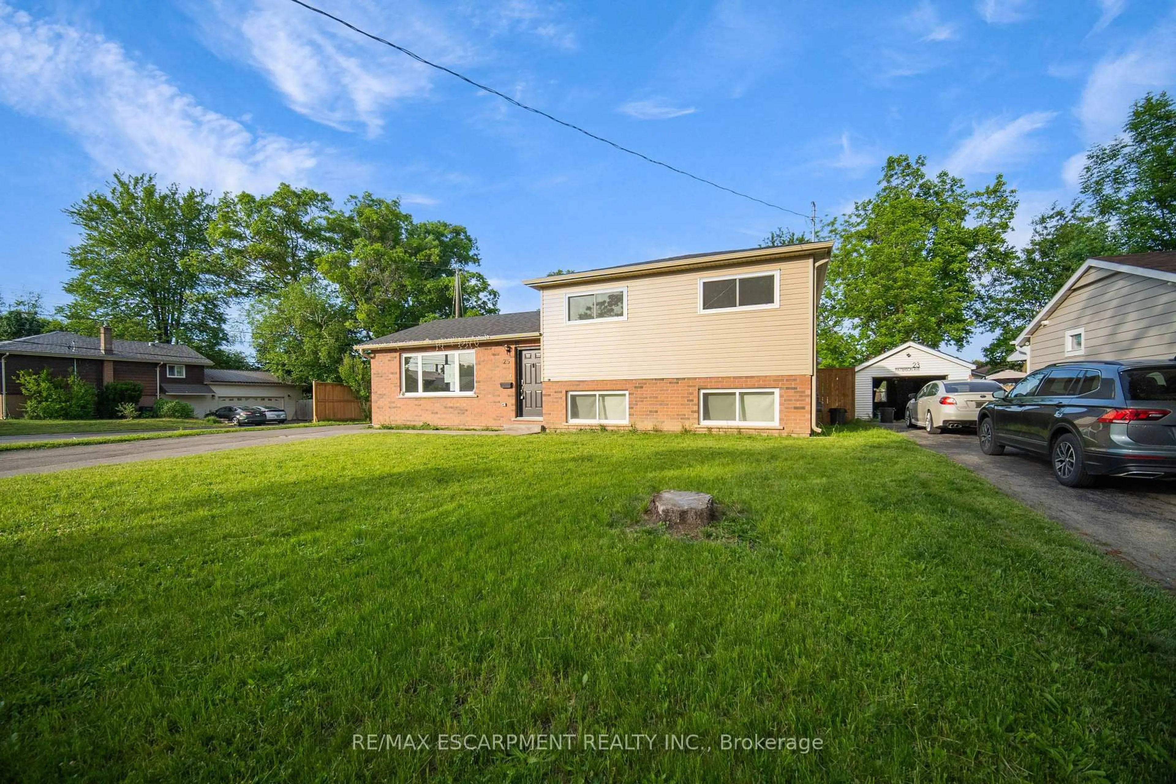 A pic from outside/outdoor area/front of a property/back of a property/a pic from drone, street for 25 Patterson Dr, Brantford Ontario N3S 6W8