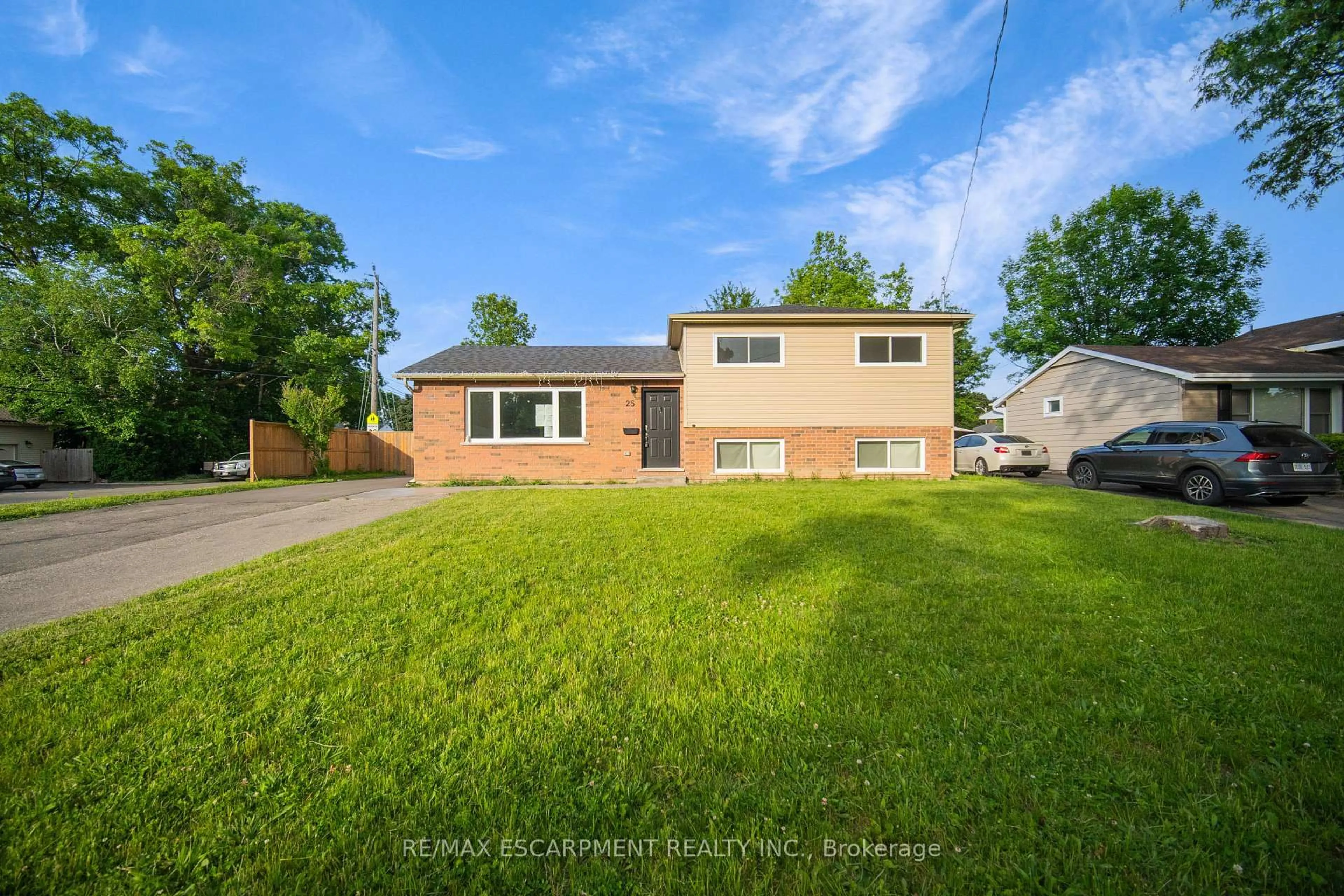 A pic from outside/outdoor area/front of a property/back of a property/a pic from drone, street for 25 Patterson Dr, Brantford Ontario N3S 6W8