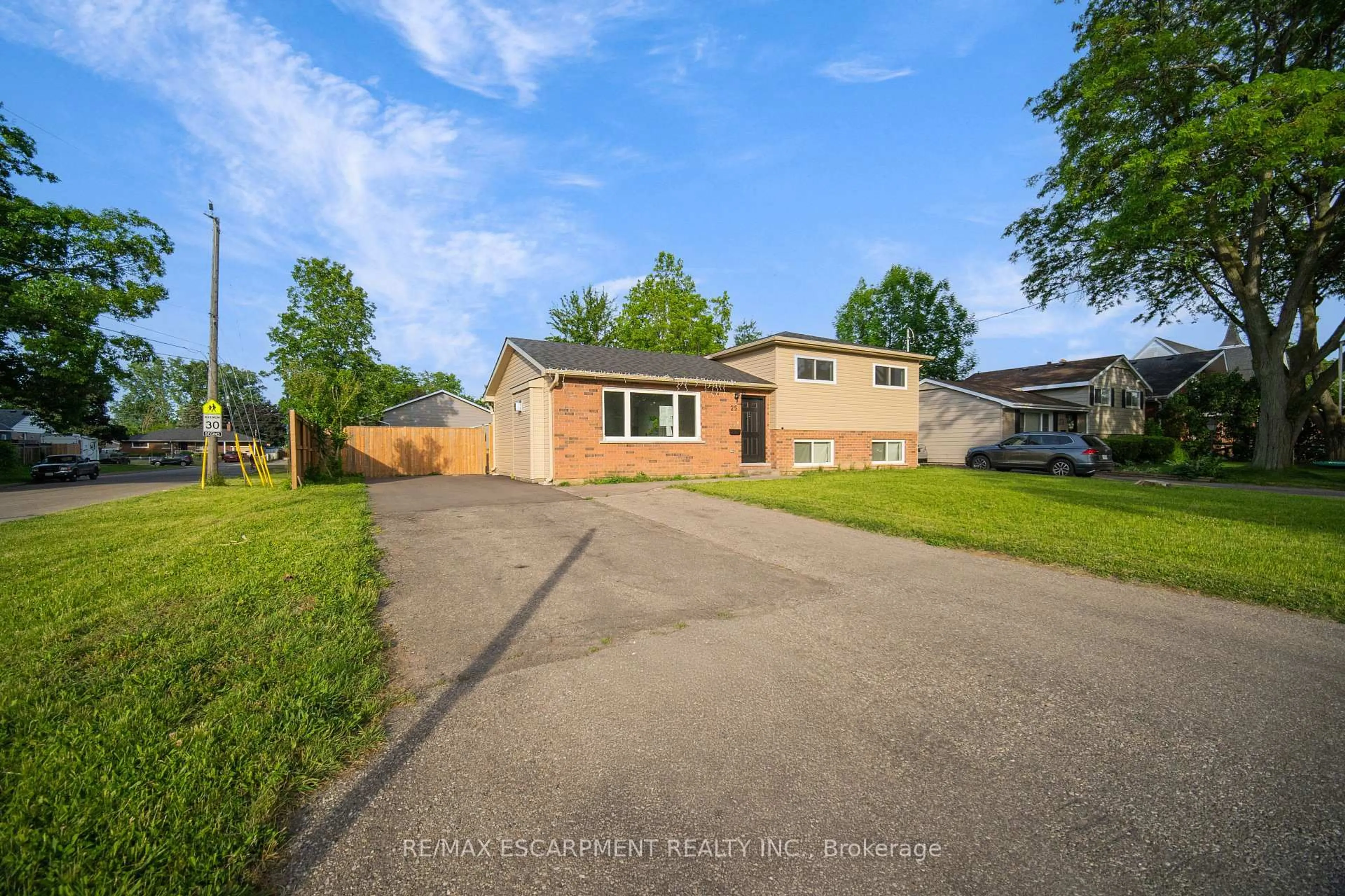 A pic from outside/outdoor area/front of a property/back of a property/a pic from drone, street for 25 Patterson Dr, Brantford Ontario N3S 6W8