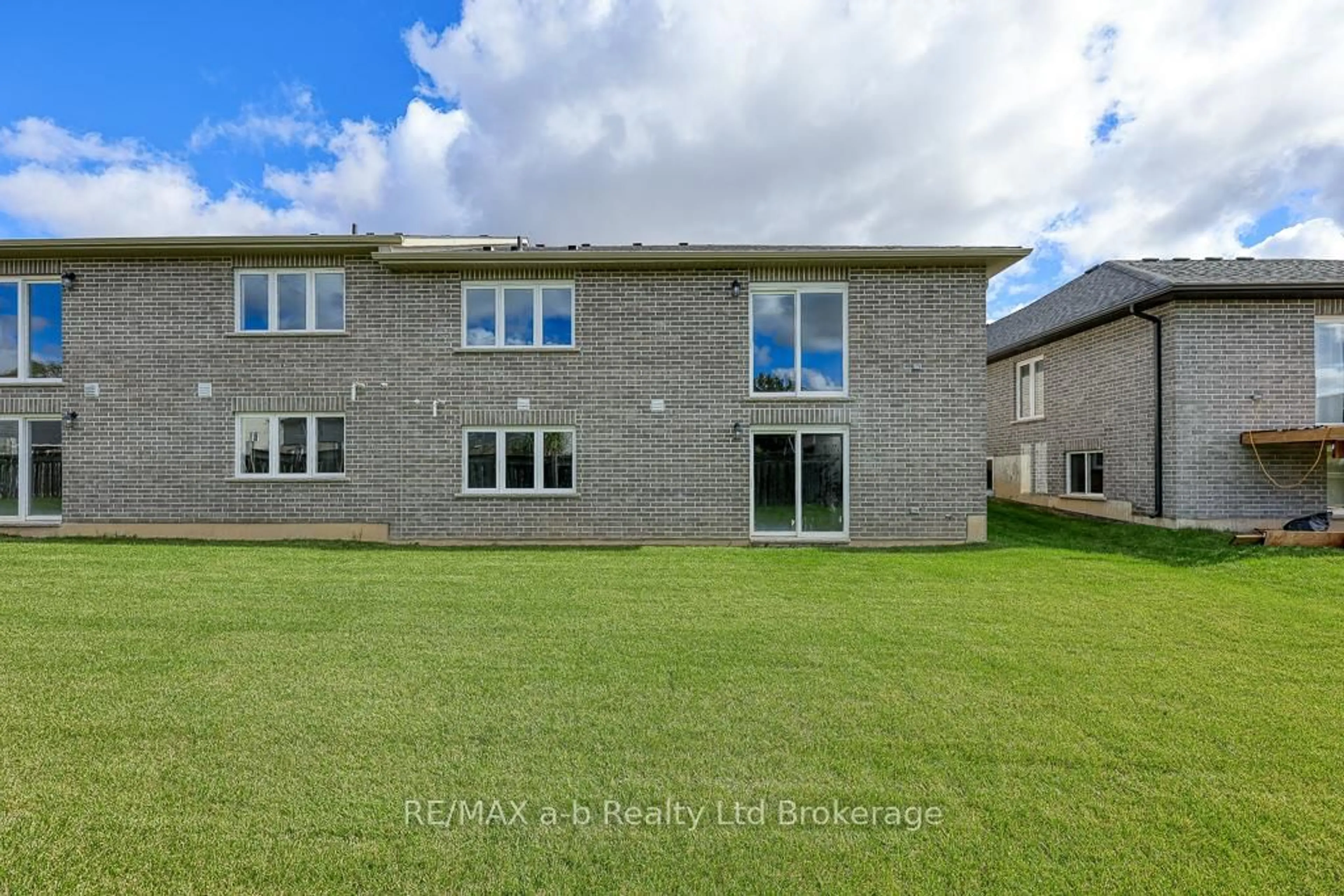 A pic from outside/outdoor area/front of a property/back of a property/a pic from drone, building for 129 Lossing Dr, Norwich Ontario N0J 1P0