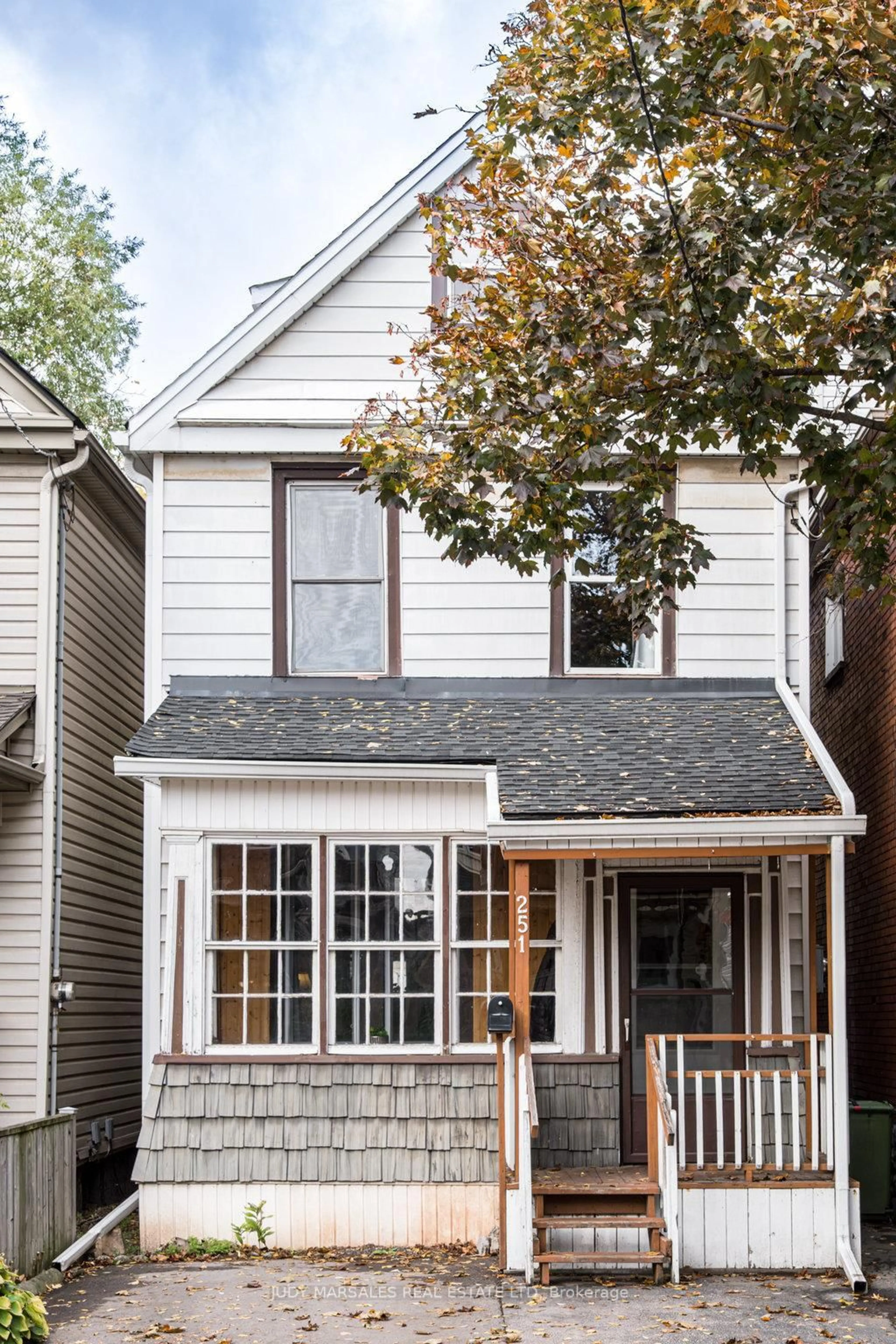 Home with vinyl exterior material, street for 251 Balmoral Ave, Hamilton Ontario L8L 7S3