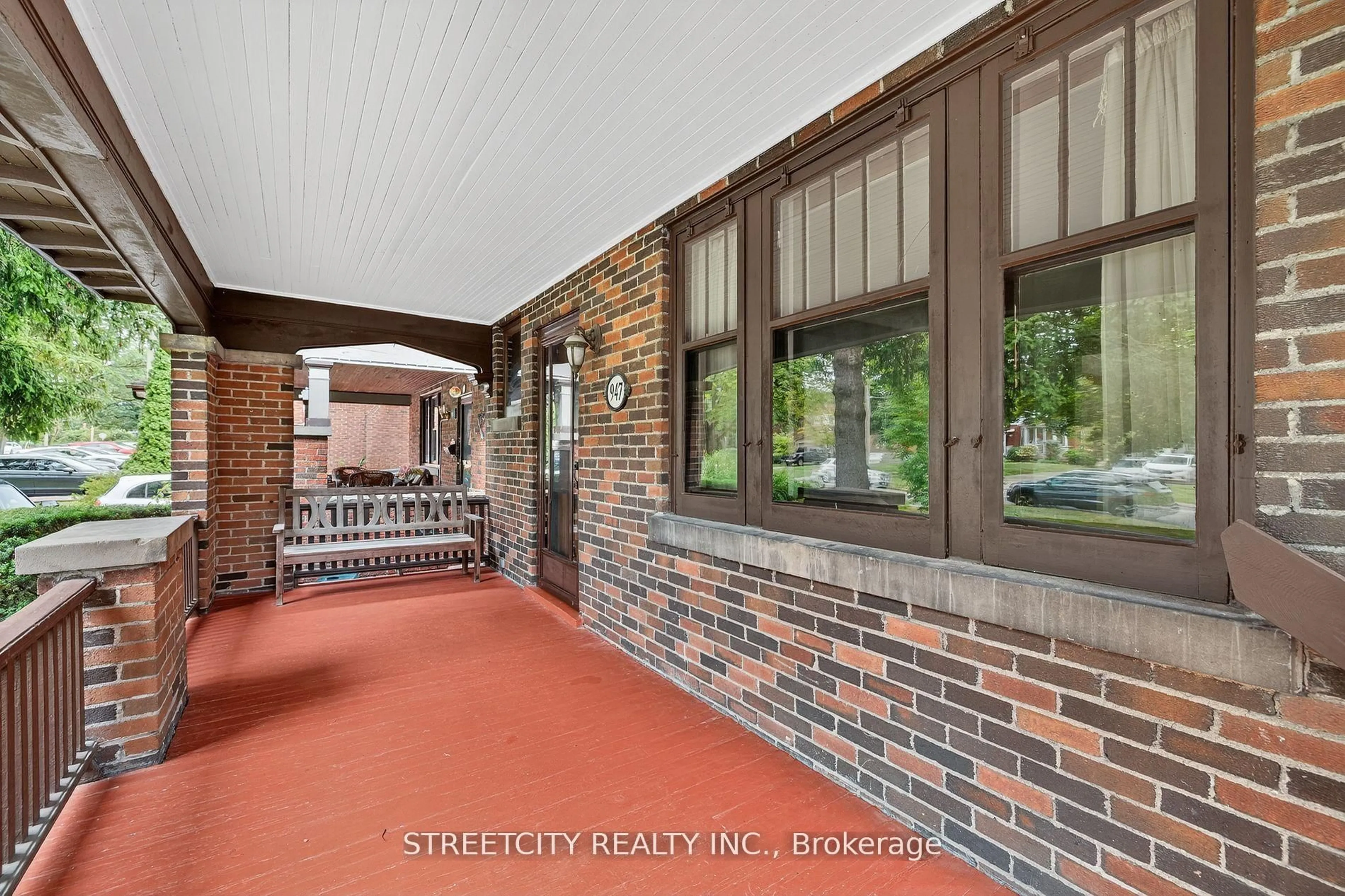 Indoor entryway for 947 Maitland St, London East Ontario N5Y 2X3