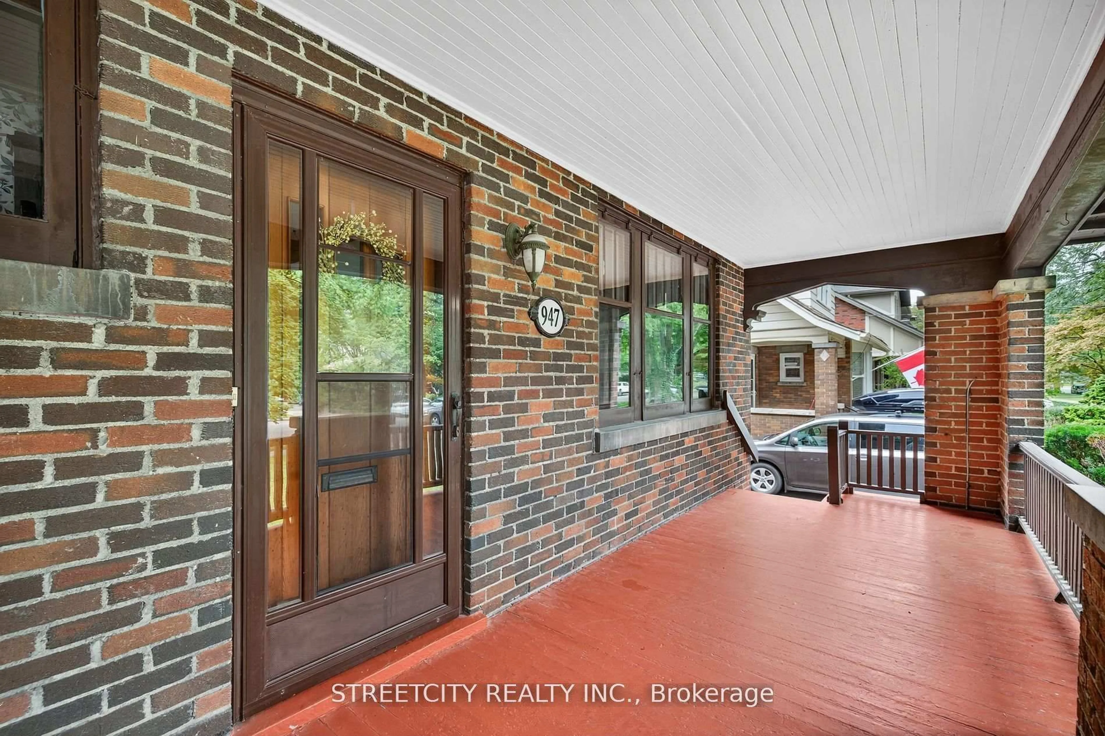 Indoor entryway for 947 Maitland St, London East Ontario N5Y 2X3