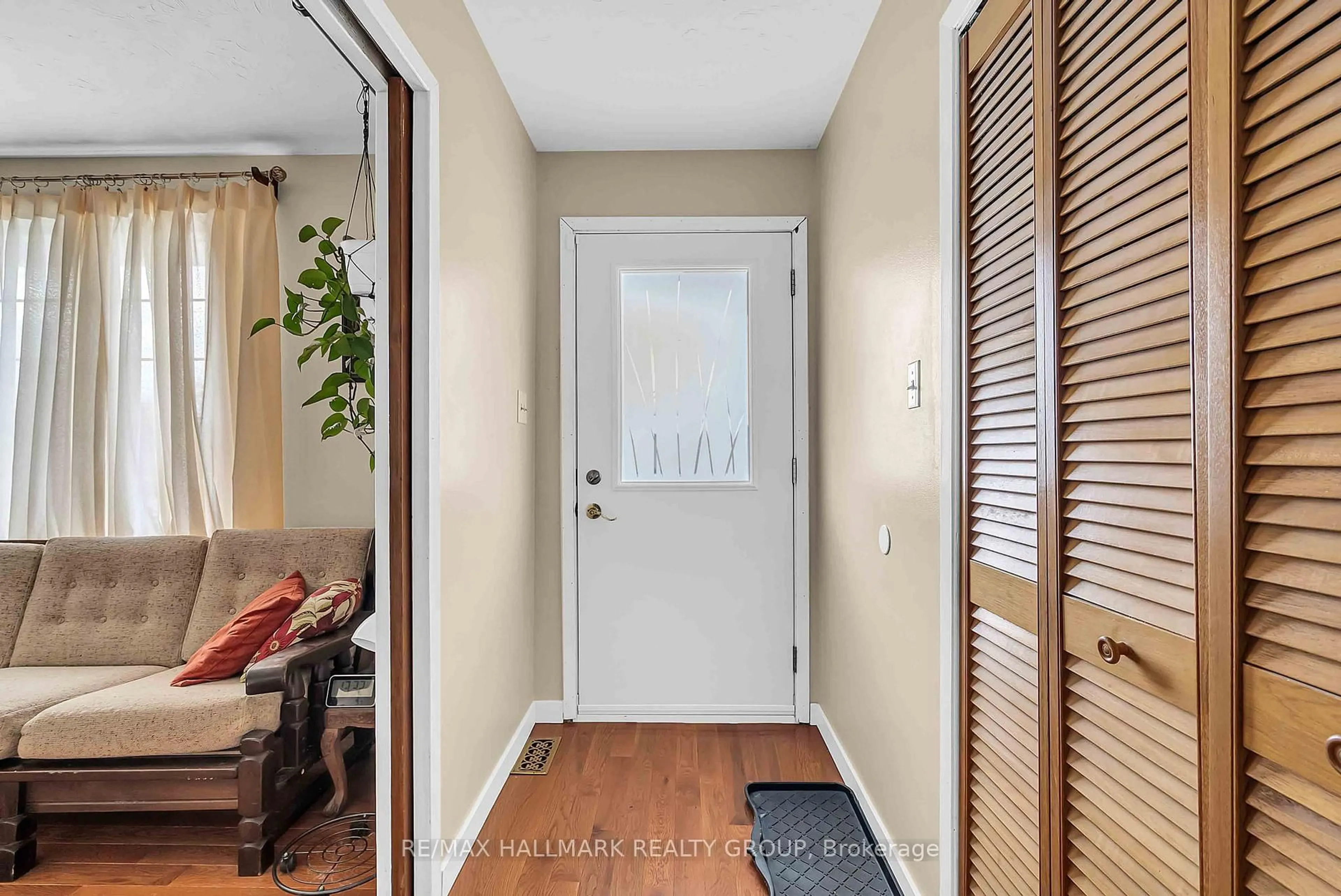Indoor entryway for 3341 Bruce St, South Stormont Ontario K6K 1M7