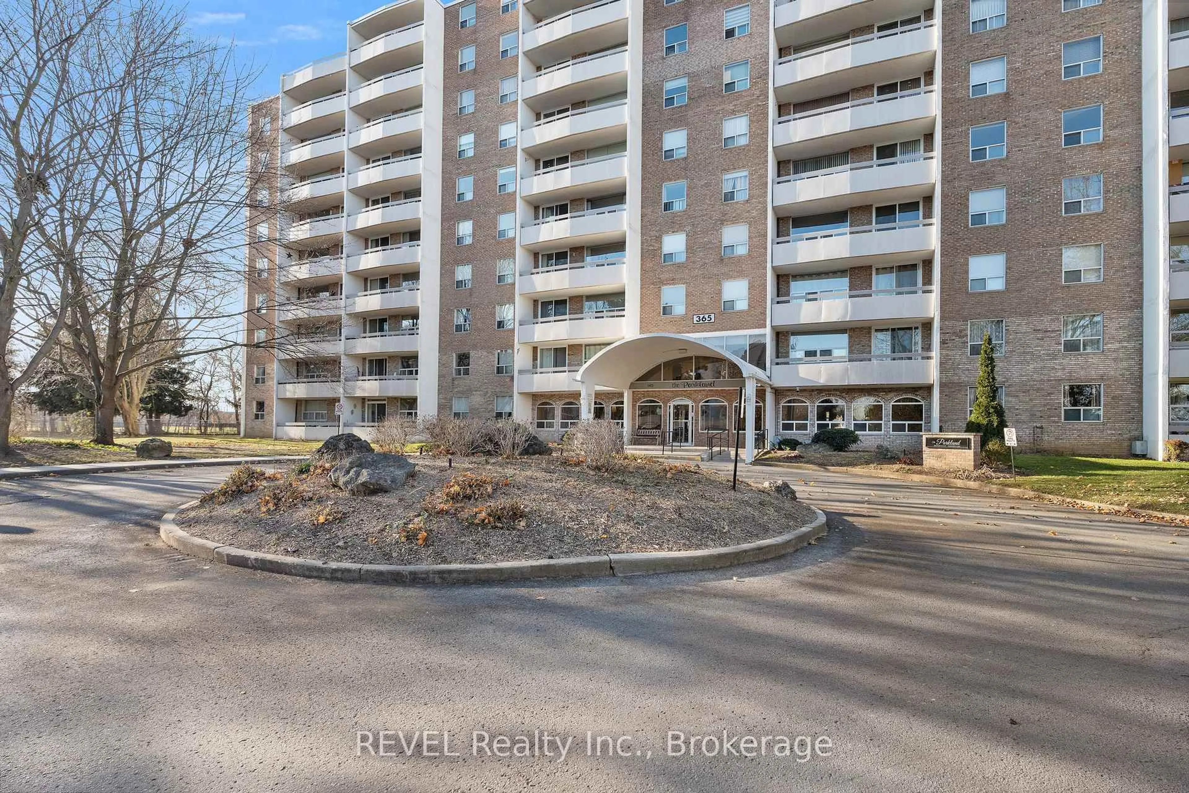 A pic from outside/outdoor area/front of a property/back of a property/a pic from drone, water/lake/river/ocean view for 365 Geneva St #411, St. Catharines Ontario L2N 5S7