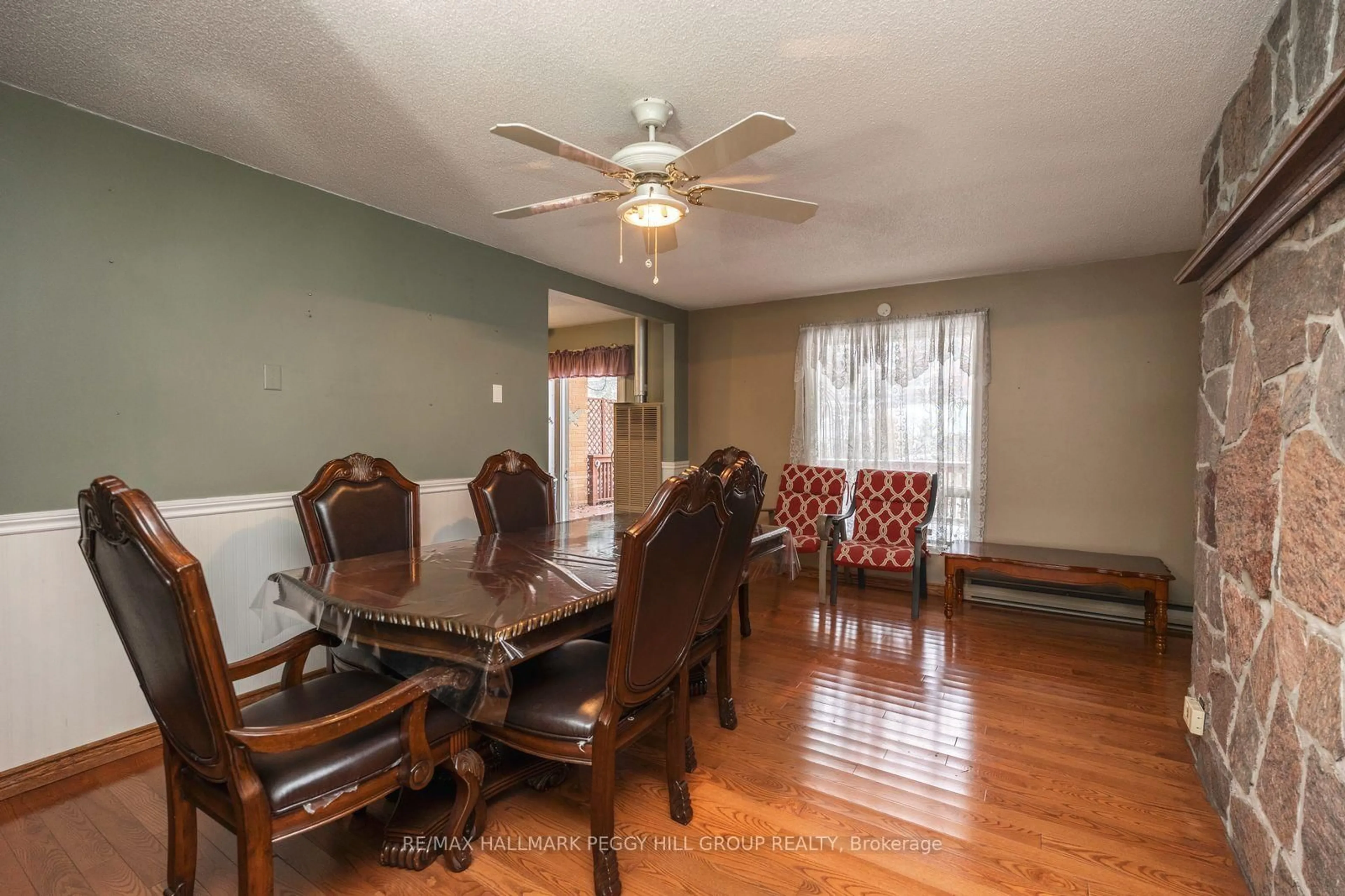 Dining room, wood/laminate floor for 156 Centre St, Burk's Falls Ontario P0A 1C0