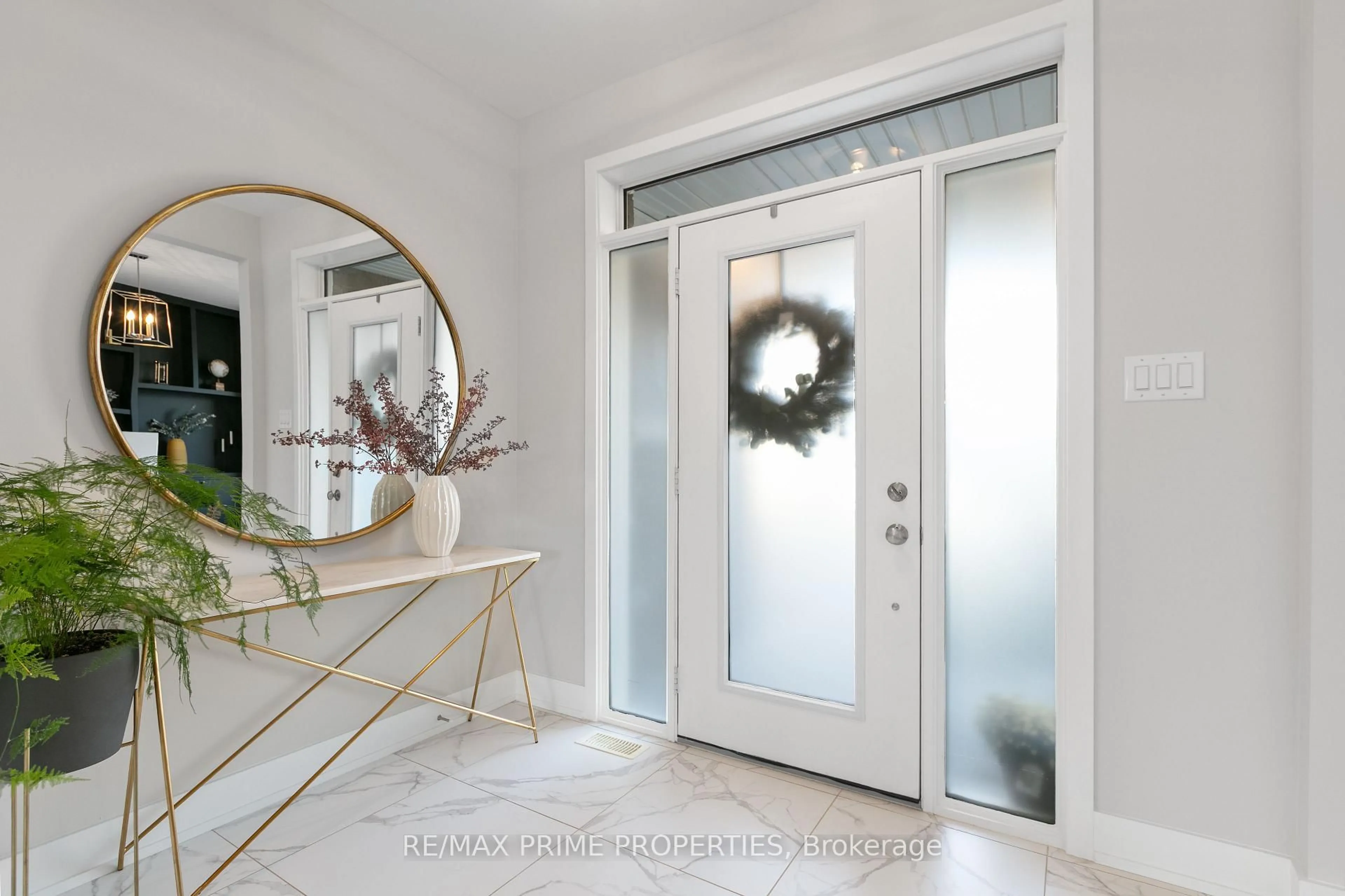 Indoor entryway for 148 Aubrais Cres, Ottawa Ontario K1W 0N1