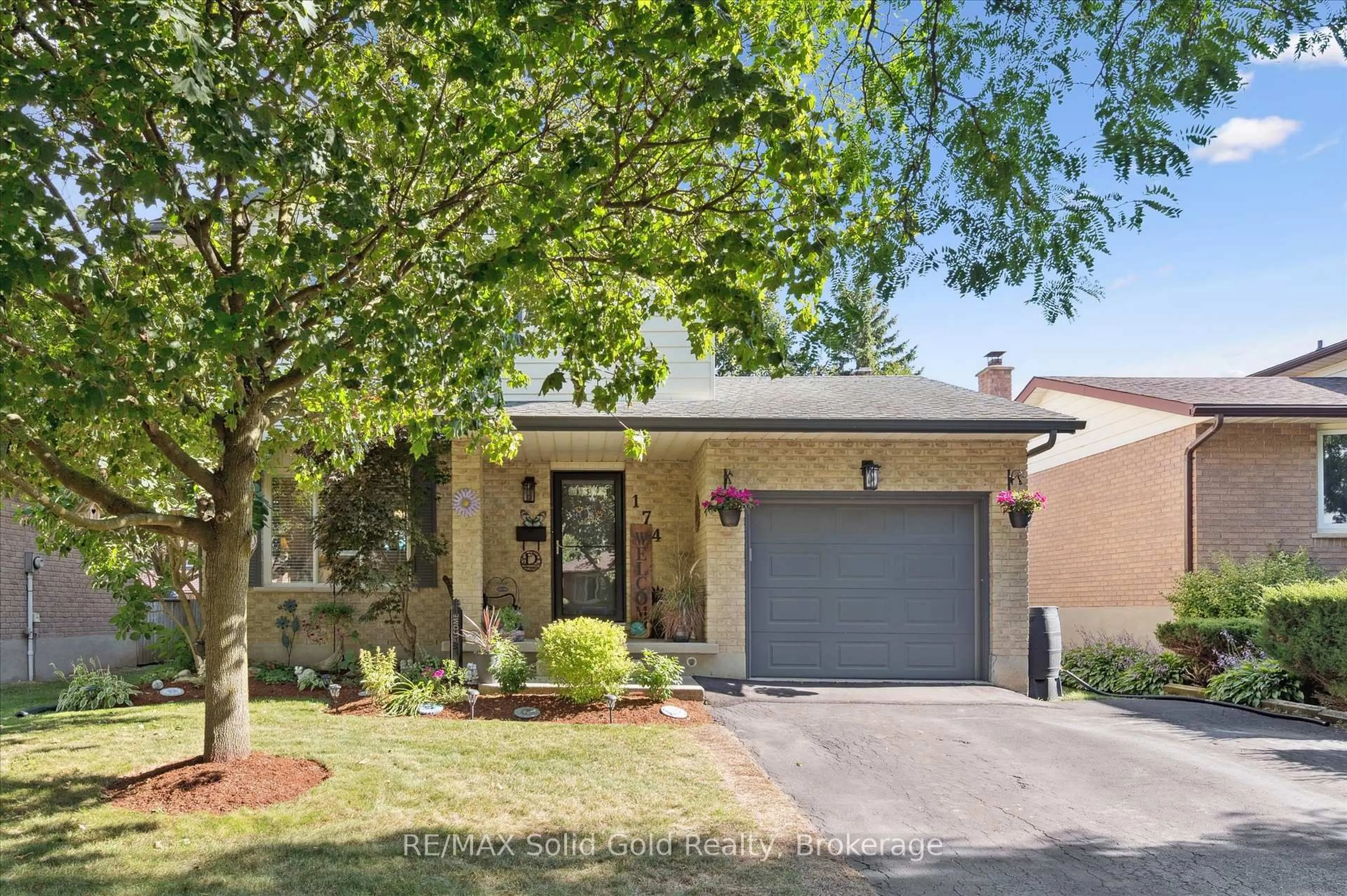 Home with brick exterior material, street for 174 Sunpoint Cres, Waterloo Ontario N2V 1T7
