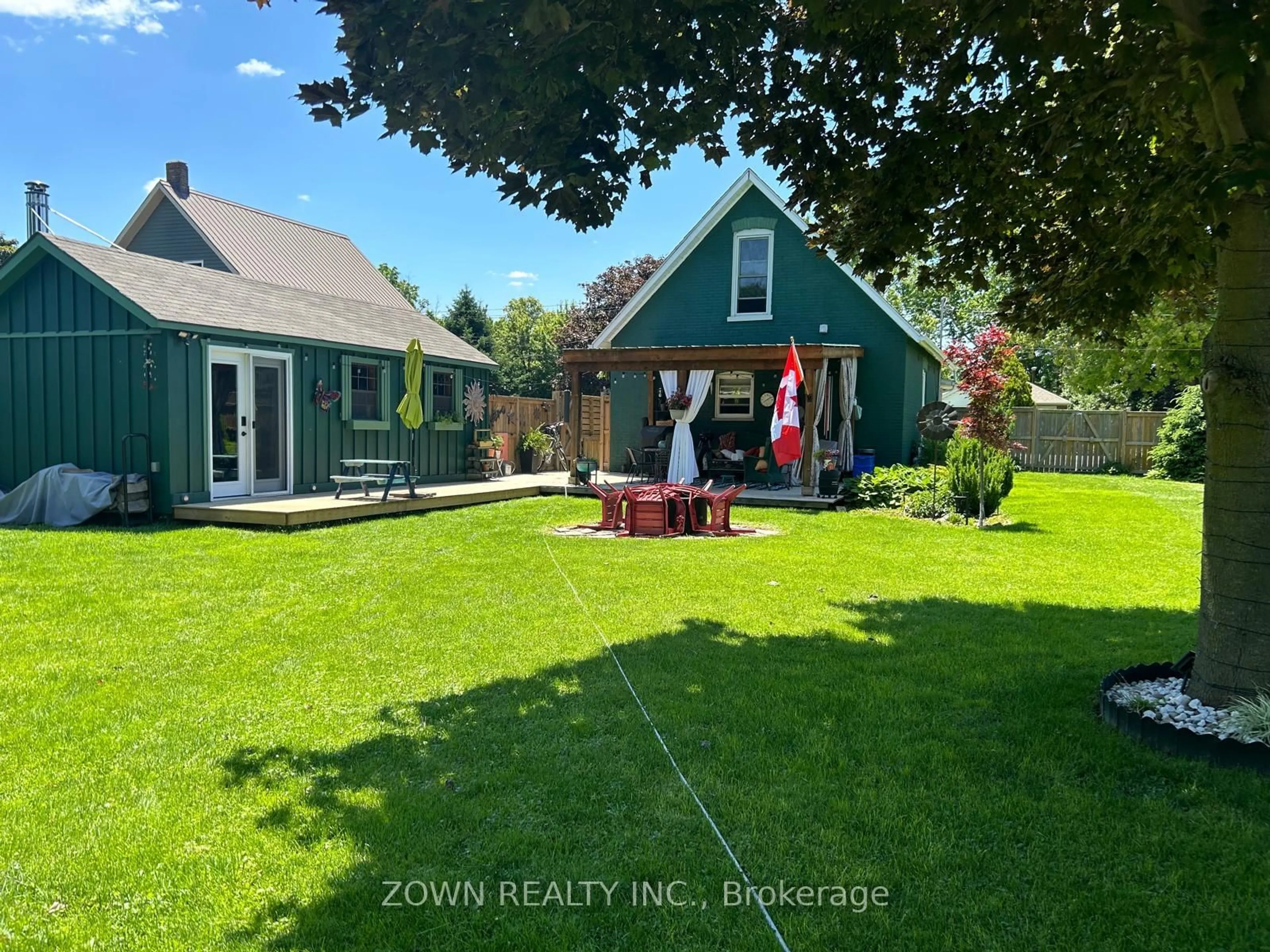 A pic from outside/outdoor area/front of a property/back of a property/a pic from drone, street for 68 VICTORIA St, Chatham-Kent Ontario N0P 2K0