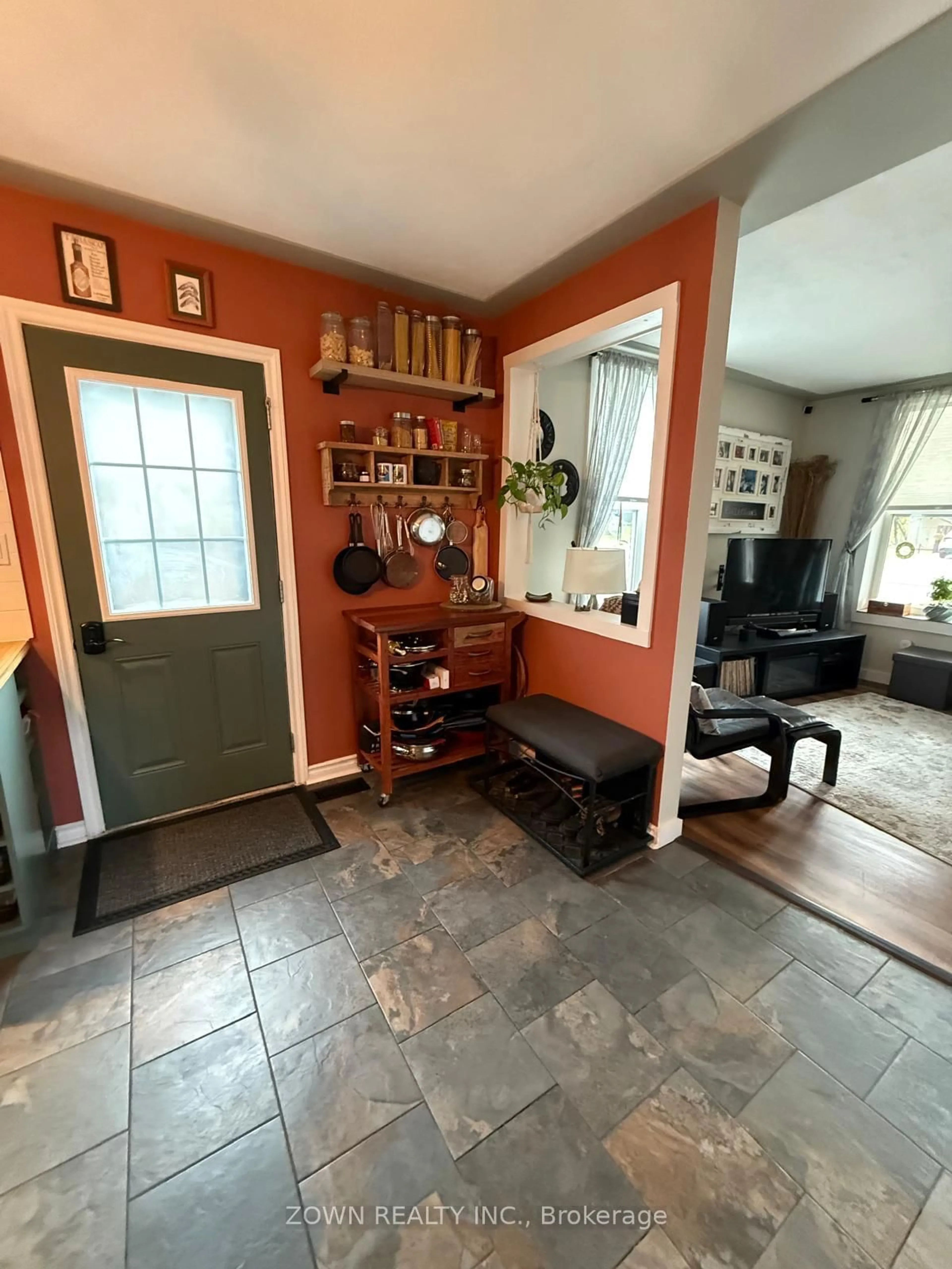 Indoor entryway for 68 VICTORIA St, Chatham-Kent Ontario N0P 2K0