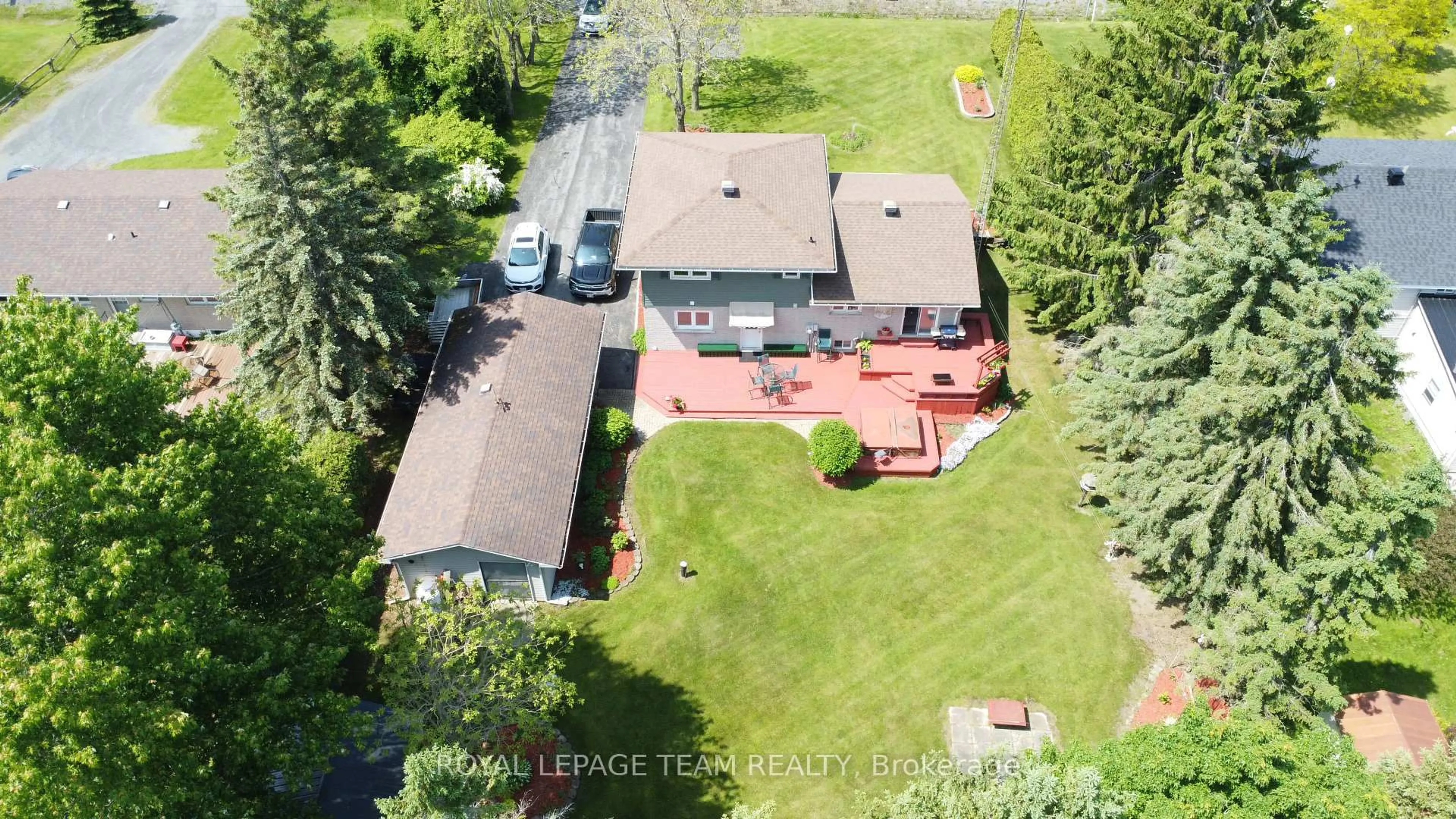 A pic from outside/outdoor area/front of a property/back of a property/a pic from drone, unknown for 4951 (Hwy 31) Bank St, South Dundas Ontario K0C 2H0