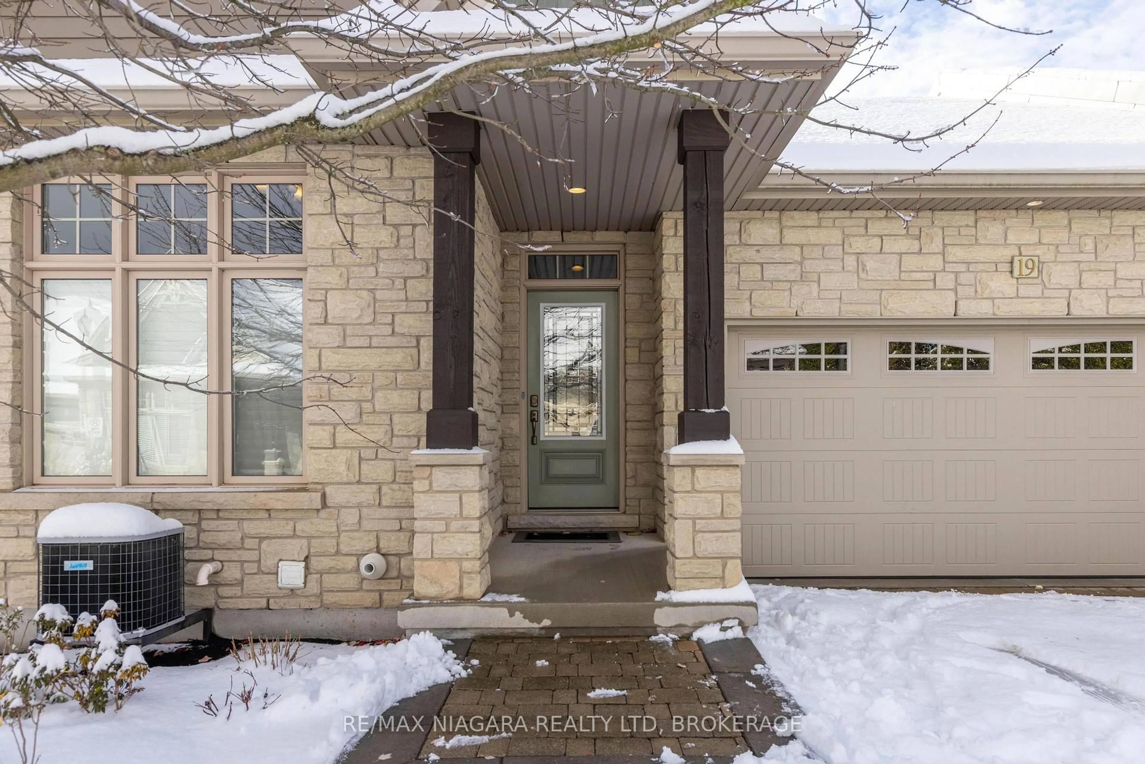 Indoor entryway for 19 Crimson Dr, Niagara-on-the-Lake Ontario L0S 1J1