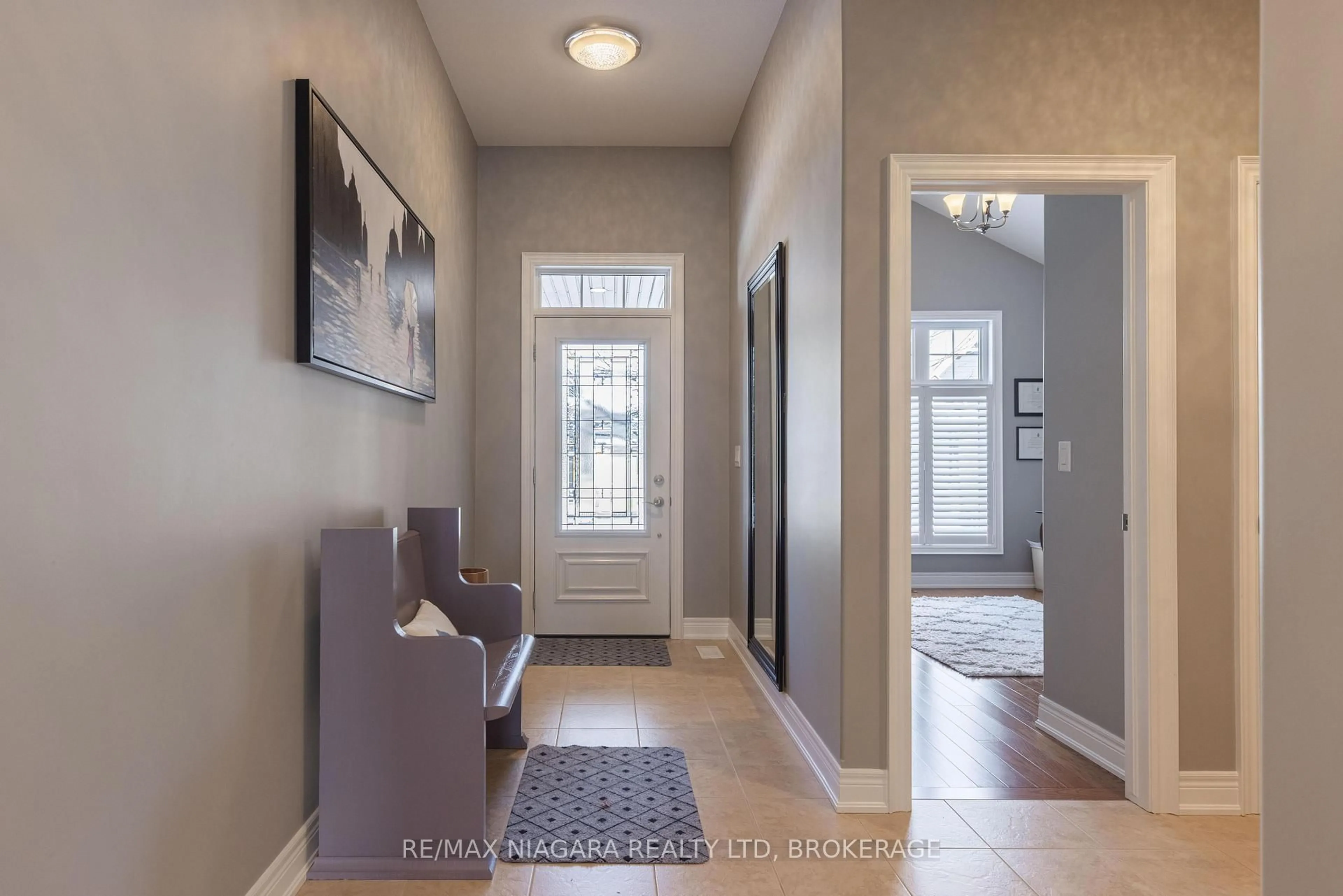 Indoor entryway for 19 Crimson Dr, Niagara-on-the-Lake Ontario L0S 1J1
