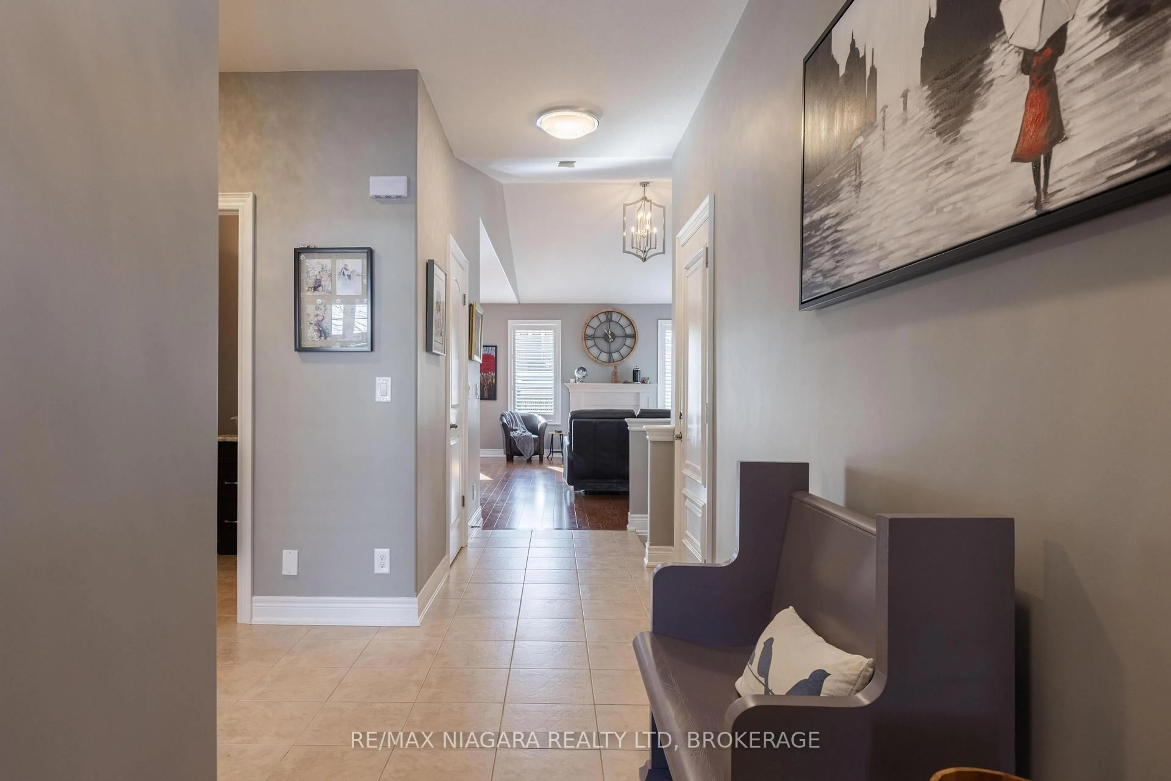 Indoor entryway for 19 Crimson Dr, Niagara-on-the-Lake Ontario L0S 1J1